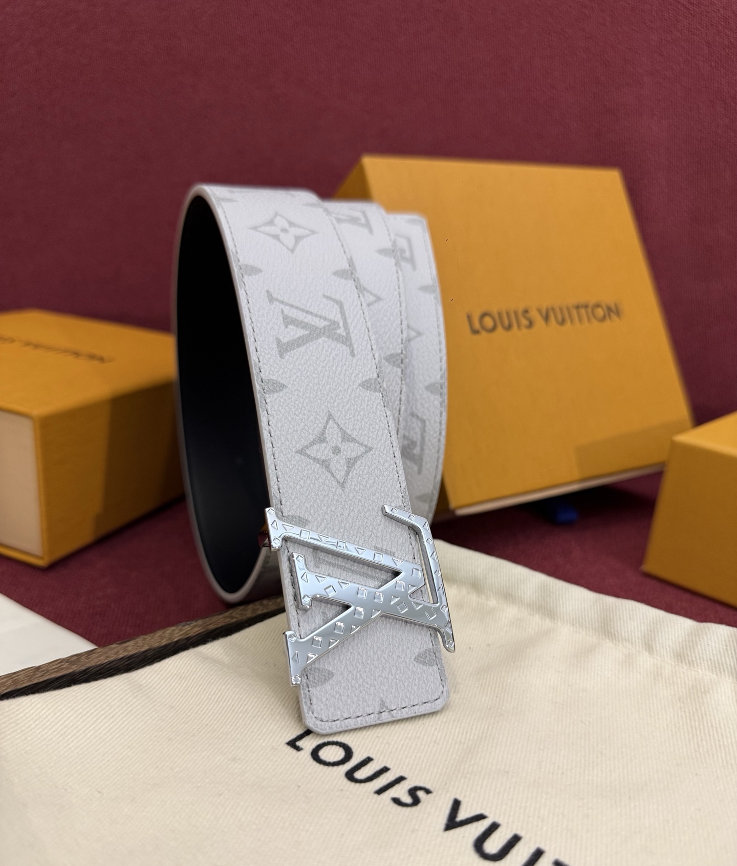 这款由西班牙制造的 LV Initiales Monogram 40mm 可翻转腰带采用了与秋季氛围相契