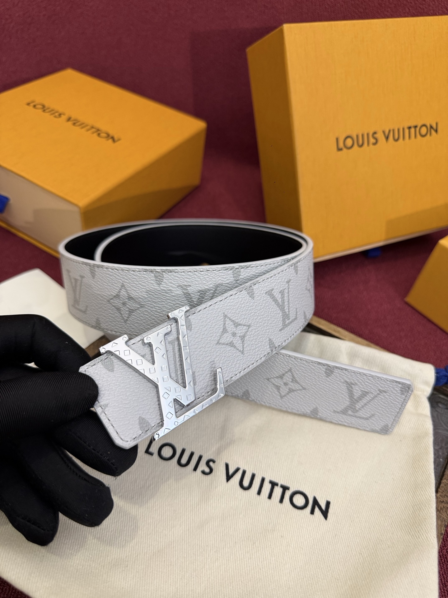 这款由西班牙制造的 LV Initiales Monogram 40mm 可翻转腰带采用了与秋季氛围相契