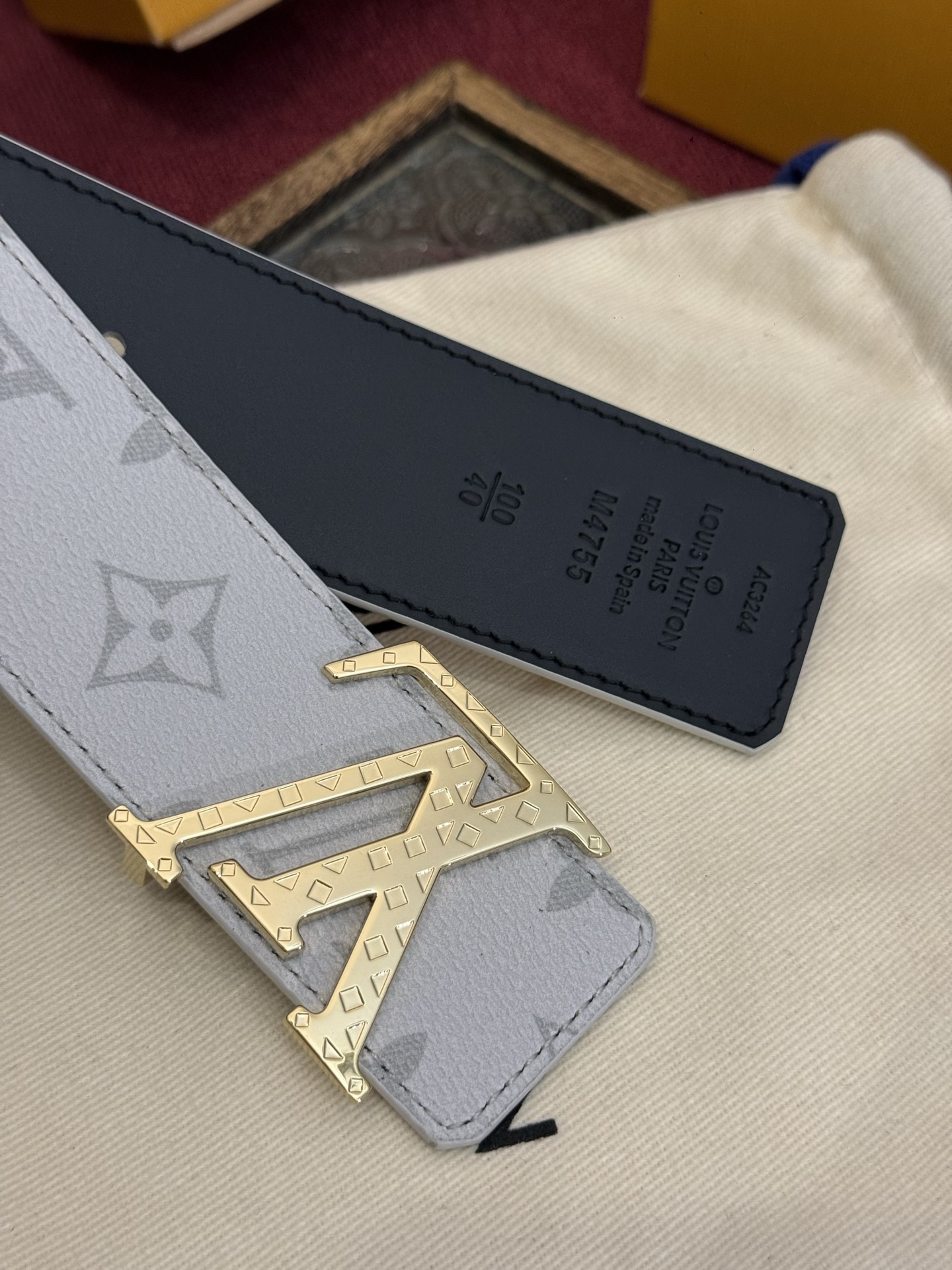 这款由西班牙制造的 LV Initiales Monogram 40mm 可翻转腰带采用了与秋季氛围相契