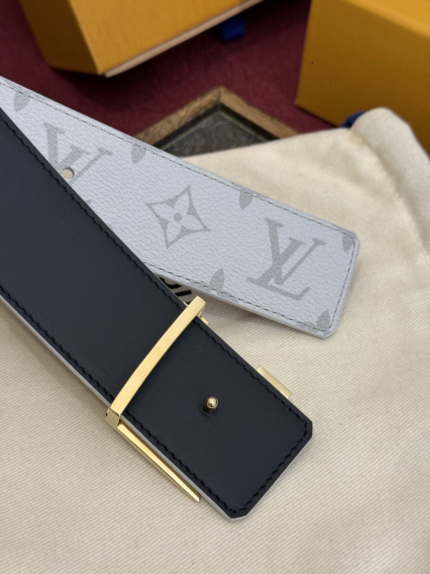 这款由西班牙制造的 LV Initiales Monogram 40mm 可翻转腰带采用了与秋季氛围相契