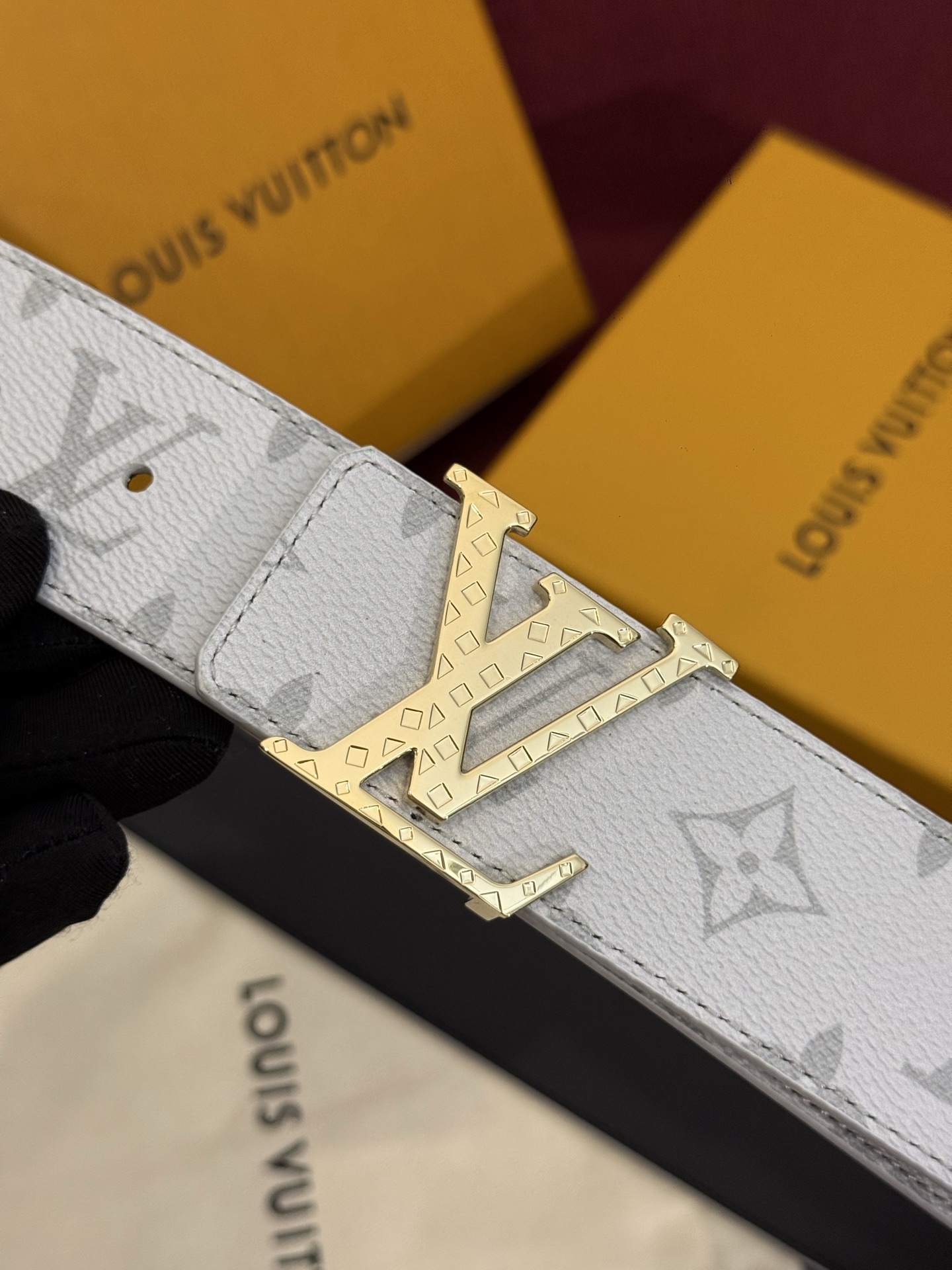 这款由西班牙制造的 LV Initiales Monogram 40mm 可翻转腰带采用了与秋季氛围相契
