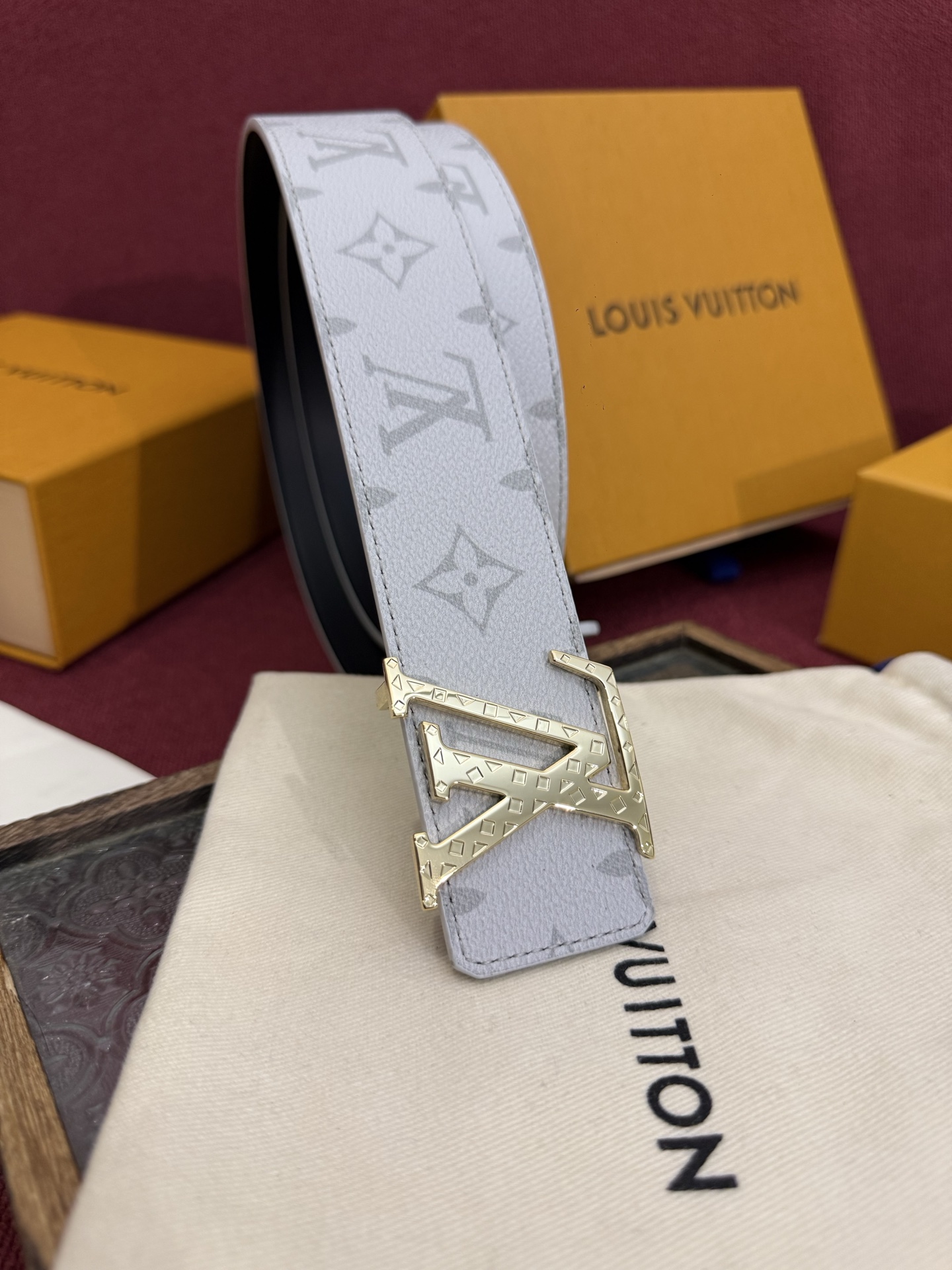 这款由西班牙制造的 LV Initiales Monogram 40mm 可翻转腰带采用了与秋季氛围相契