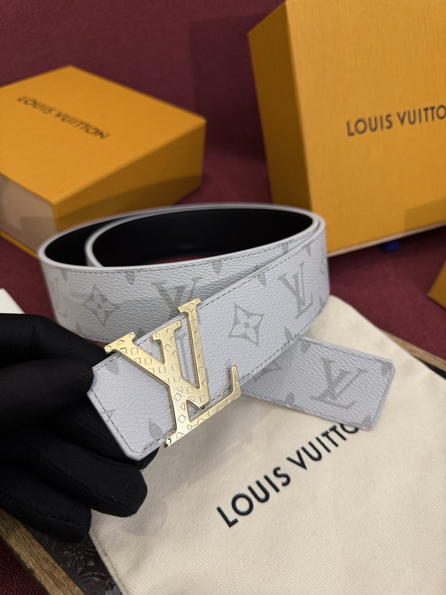 NO:882496,Made in Spain, this LV Initiales Monogram 40mm reversible belt features a color combination that matches the autumn mood. Admired for its simple and iconic buckle, the style is decorated with a Monogram canvas pattern on one side and a contrasting white and gray leather on the other, adding a bit of style and comfort to everyday wear. Belts, louis vuitton19860909这款由西班牙制造的 LV Initiales Monogram 40mm 可翻转腰带采用了与秋季氛围相契合的色彩搭配.因其简洁而标志性的扣环而备受推崇,该款式一侧饰有 Monogram 帆布图案,另一面则为刚白灰色皮革反衬,为日常穿着增添了几分格调与舒适感.,皮带,louis vuitton,Belt