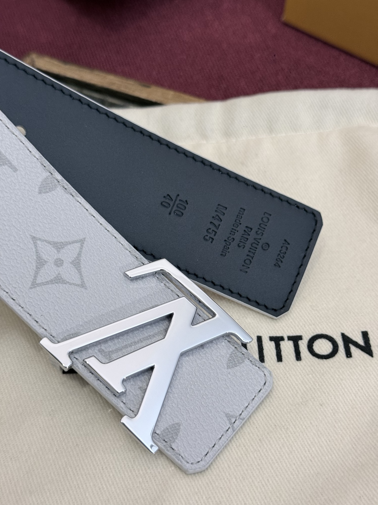 这款由西班牙制造的 LV Initiales Monogram 40mm 可翻转腰带采用了与秋季氛围相契