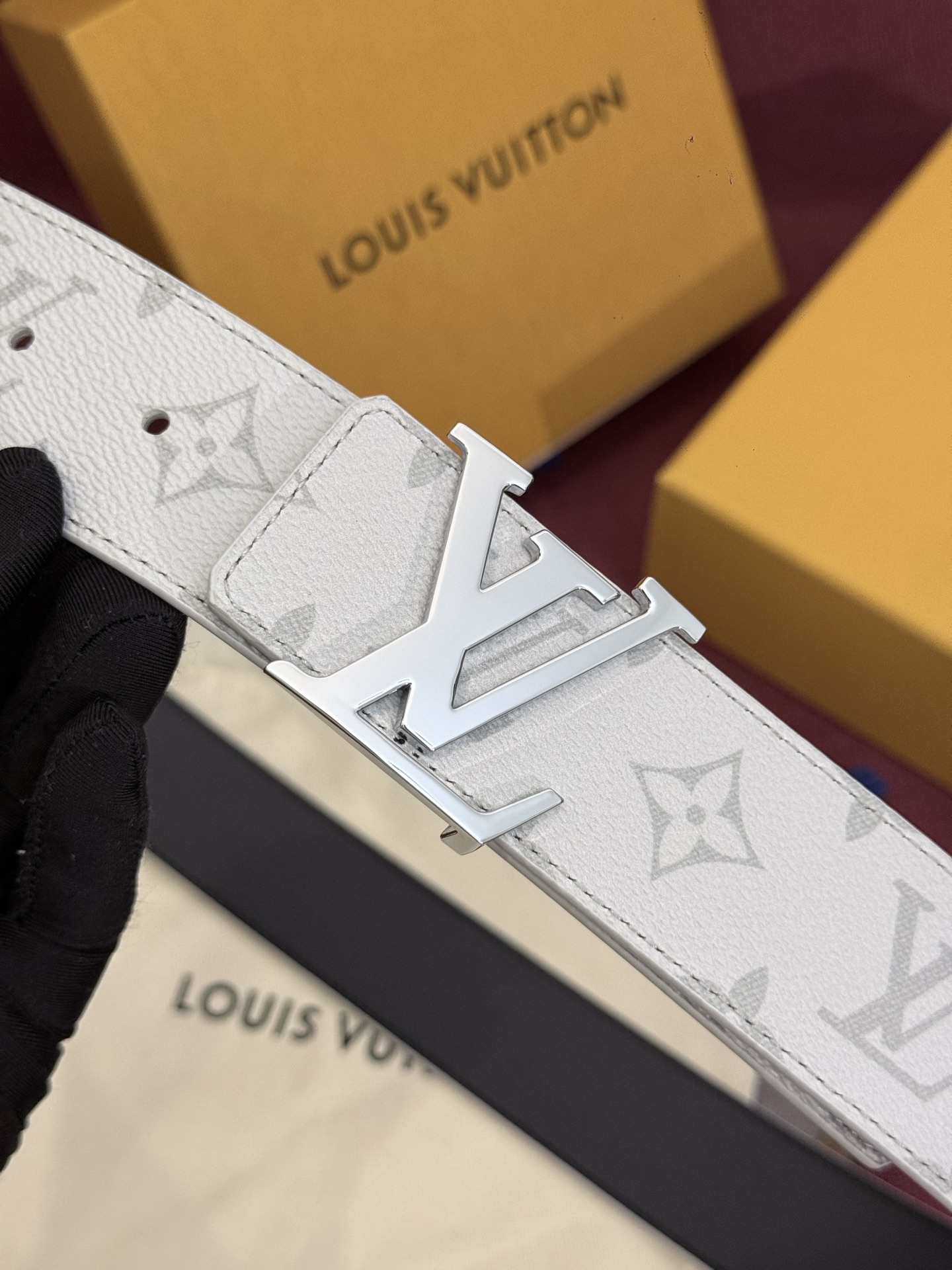 这款由西班牙制造的 LV Initiales Monogram 40mm 可翻转腰带采用了与秋季氛围相契