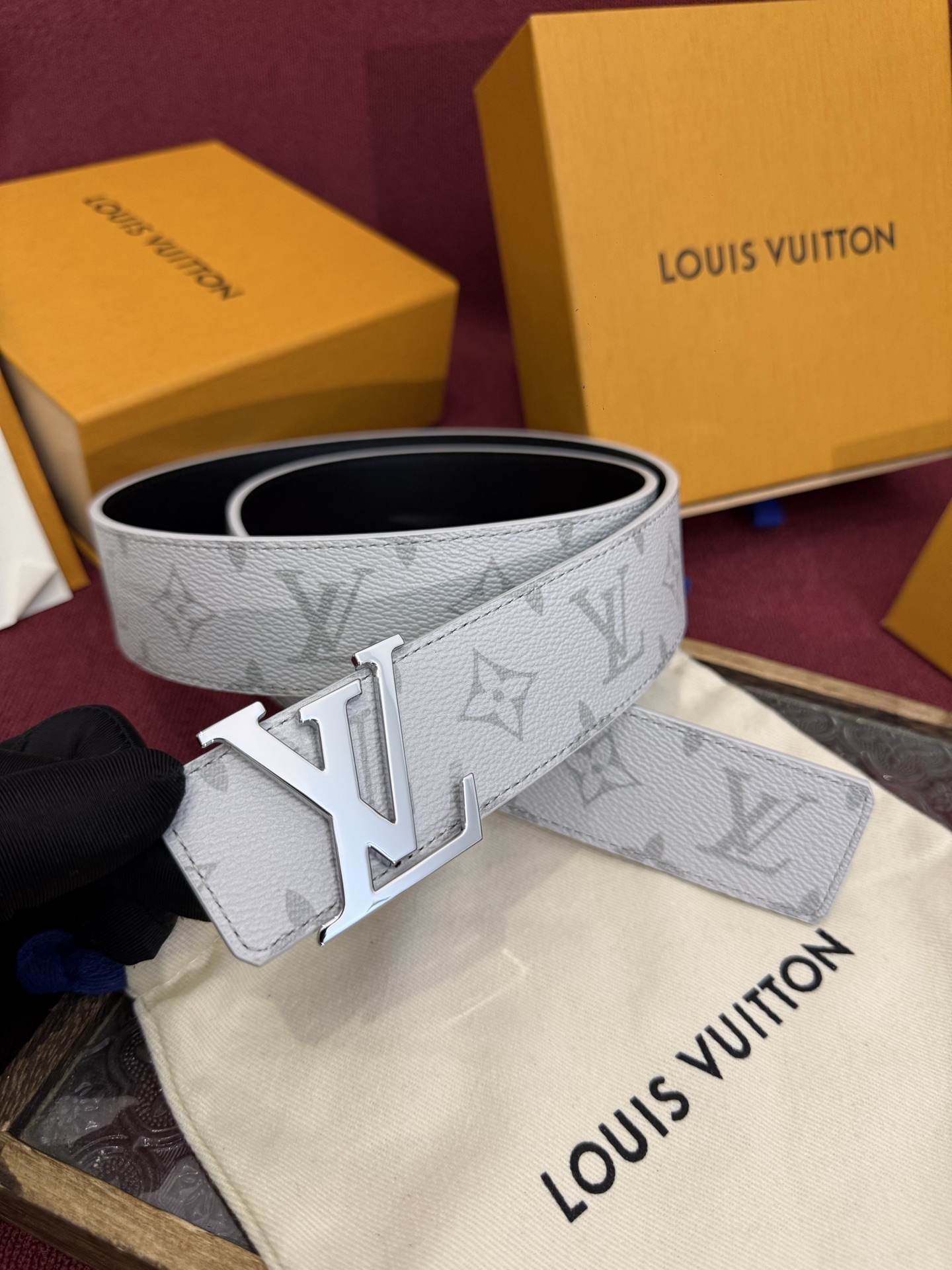 NO:860720,Made in Spain, this LV Initiales Monogram 40mm reversible belt features a color combination that matches the autumn mood. Admired for its simple and iconic buckle, the style is decorated with a Monogram canvas pattern on one side and a contrasting white and gray leather on the other, adding a bit of style and comfort to everyday wear. Belts, louis vuitton19860909这款由西班牙制造的 LV Initiales Monogram 40mm 可翻转腰带采用了与秋季氛围相契合的色彩搭配.因其简洁而标志性的扣环而备受推崇,该款式一侧饰有 Monogram 帆布图案,另一面则为刚白灰色皮革反衬,为日常穿着增添了几分格调与舒适感.,皮带,louis vuitton,Belt