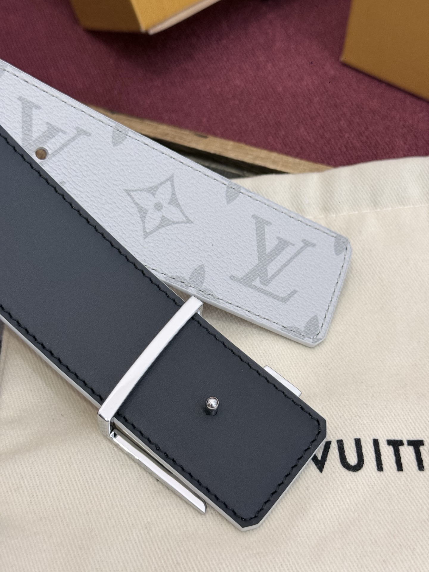 这款由西班牙制造的 LV Initiales Monogram 40mm 可翻转腰带采用了与秋季氛围相契