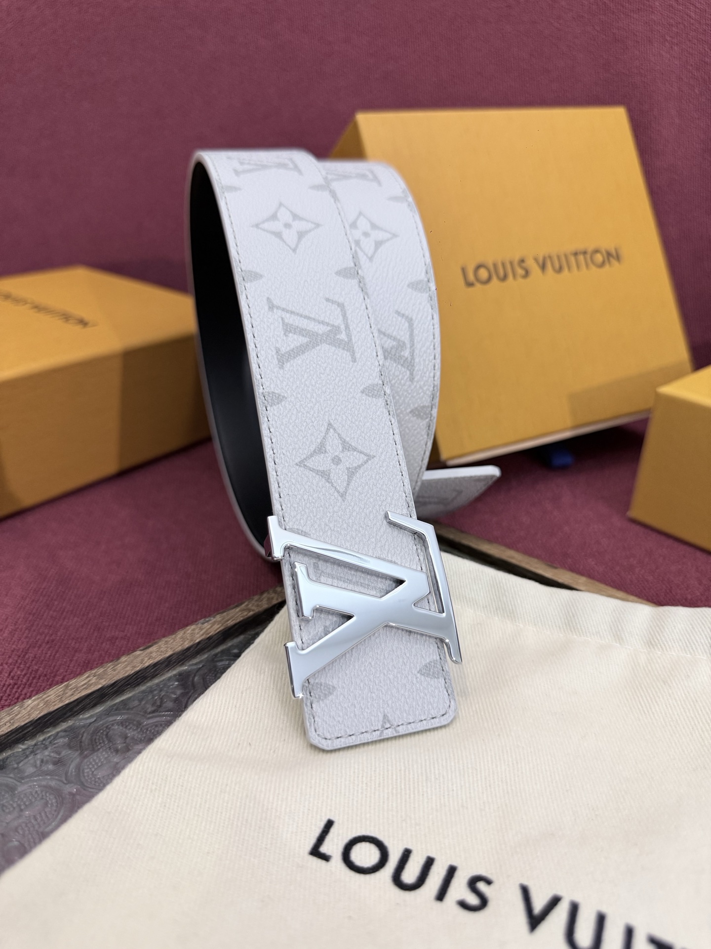 这款由西班牙制造的 LV Initiales Monogram 40mm 可翻转腰带采用了与秋季氛围相契