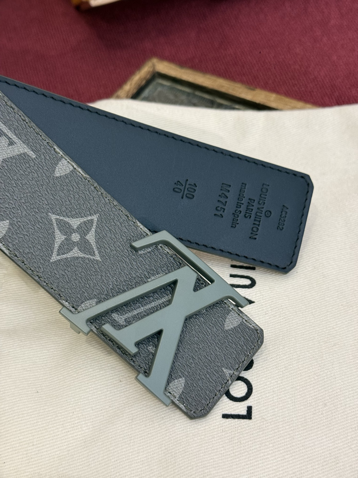 这款由西班牙制造的 LV Initiales Monogram 40mm 可翻转腰带采用了与秋季氛围相契