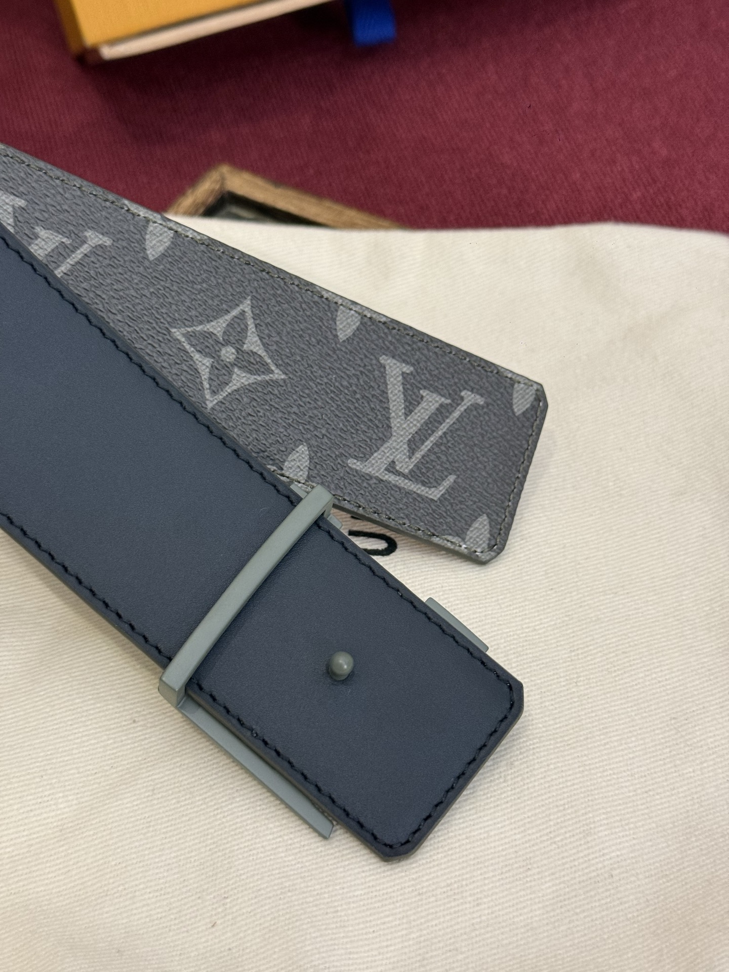 这款由西班牙制造的 LV Initiales Monogram 40mm 可翻转腰带采用了与秋季氛围相契