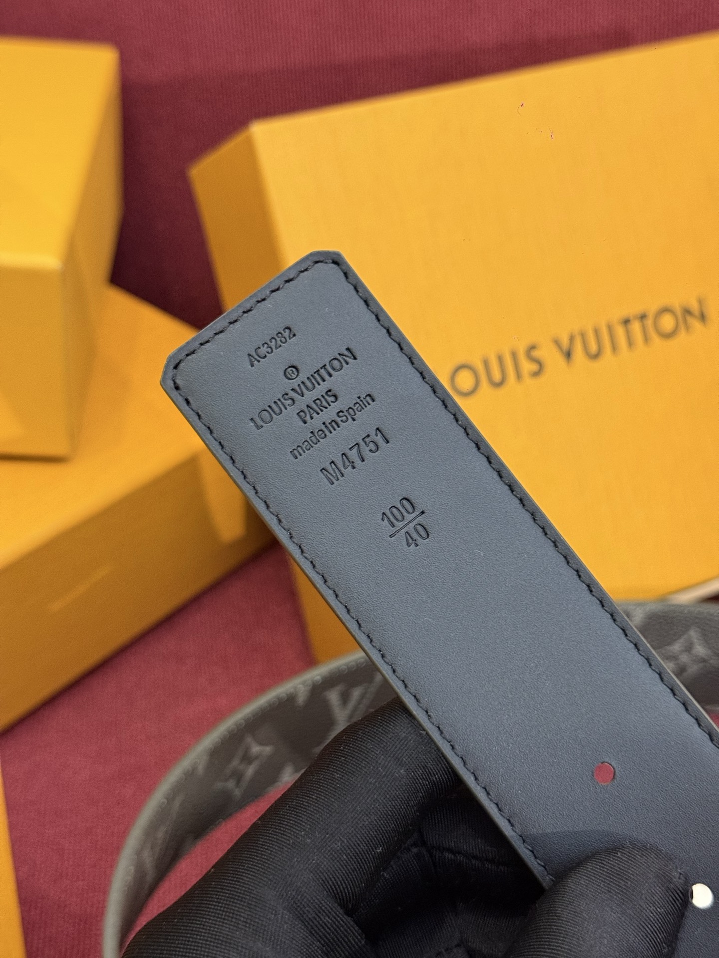 这款由西班牙制造的 LV Initiales Monogram 40mm 可翻转腰带采用了与秋季氛围相契
