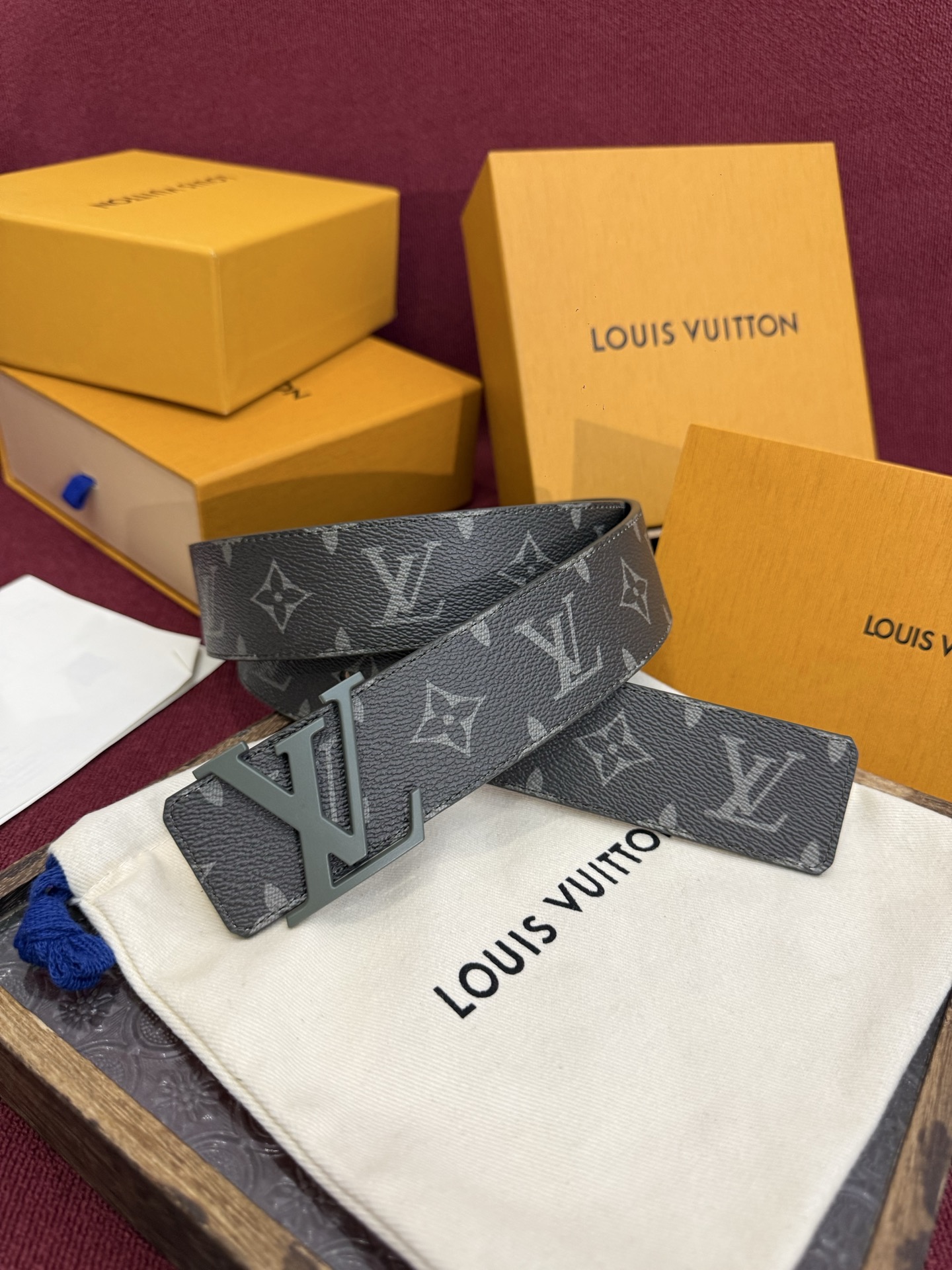 这款由西班牙制造的 LV Initiales Monogram 40mm 可翻转腰带采用了与秋季氛围相契