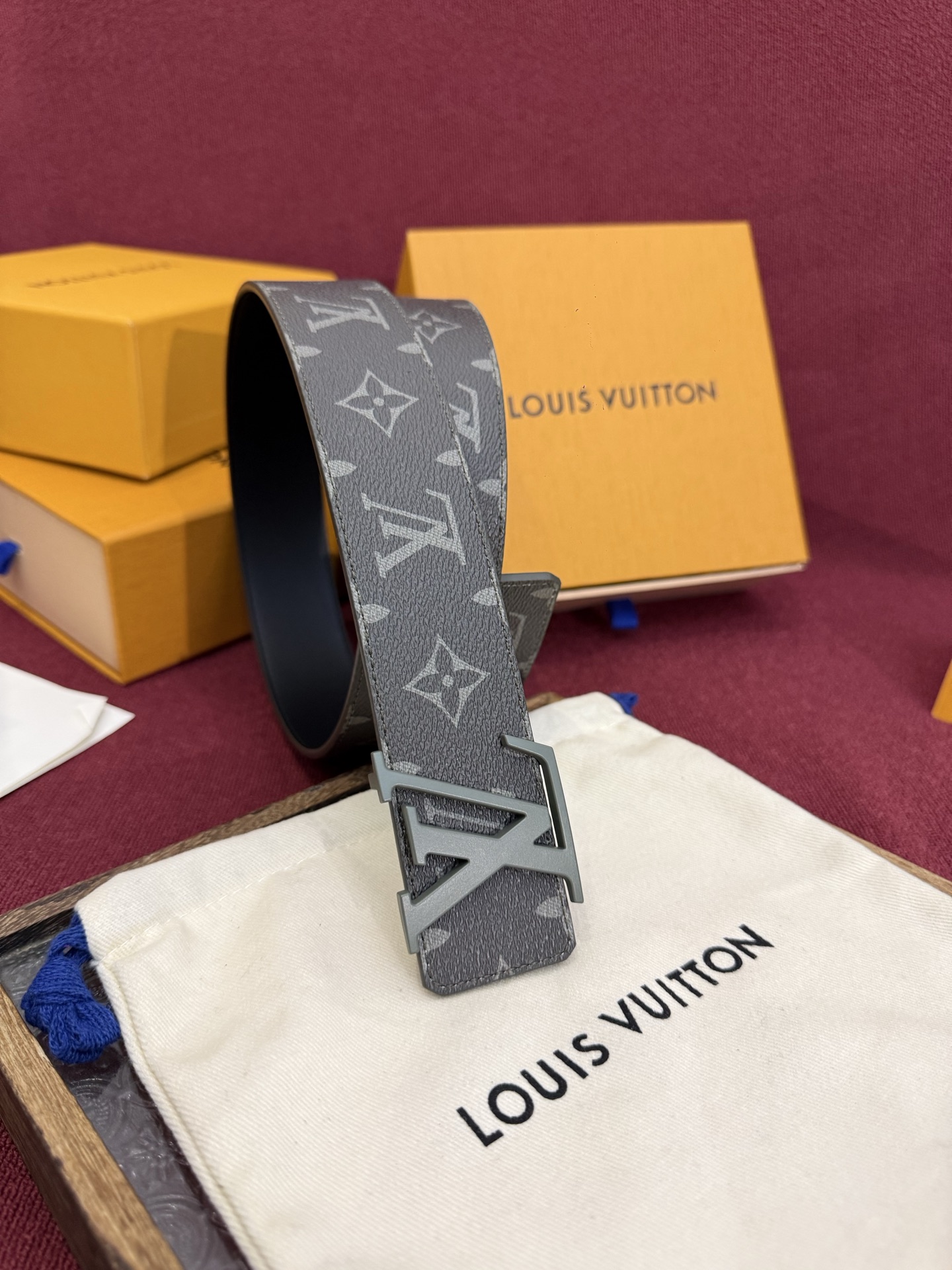 这款由西班牙制造的 LV Initiales Monogram 40mm 可翻转腰带采用了与秋季氛围相契