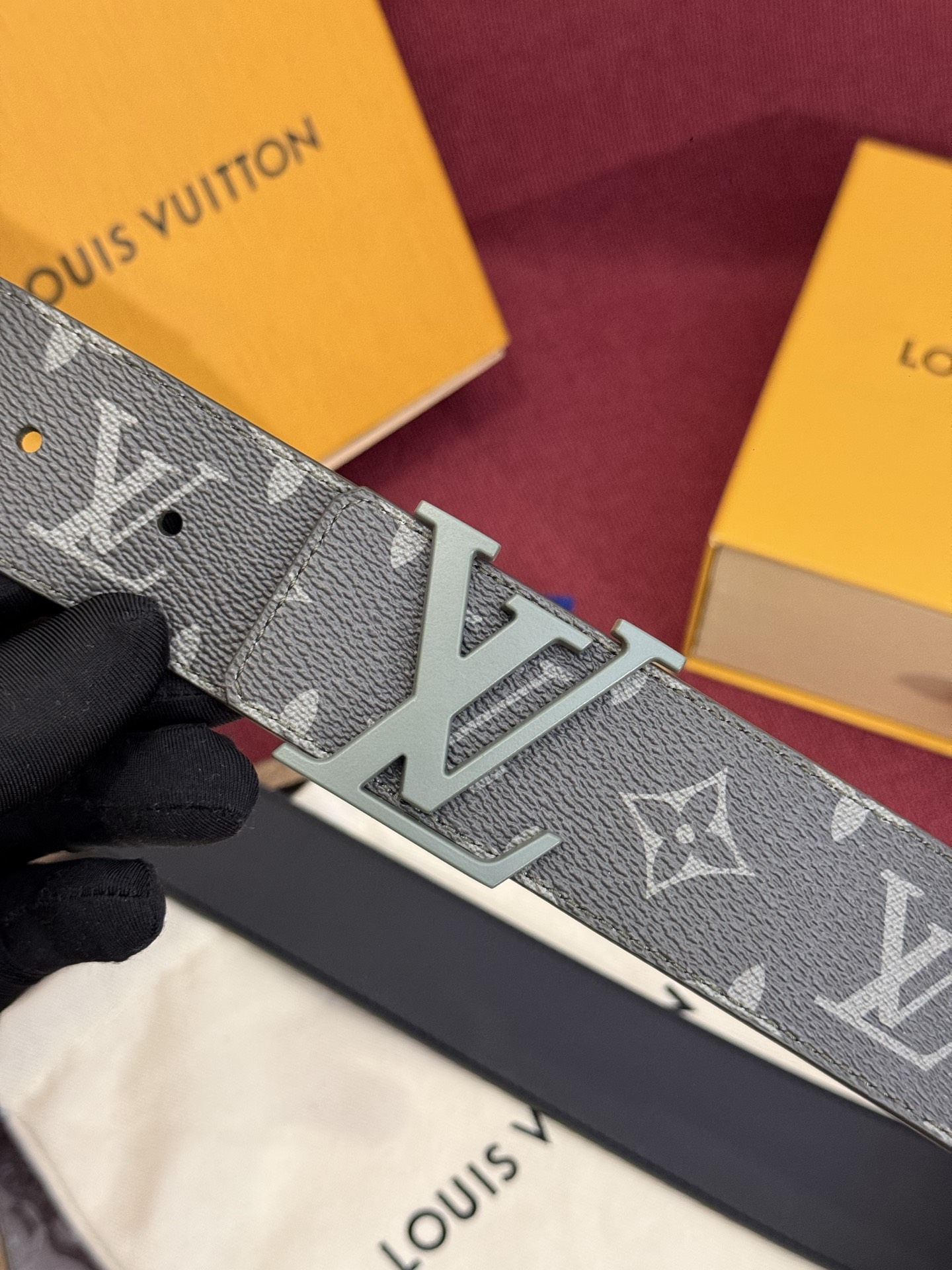 这款由西班牙制造的 LV Initiales Monogram 40mm 可翻转腰带采用了与秋季氛围相契