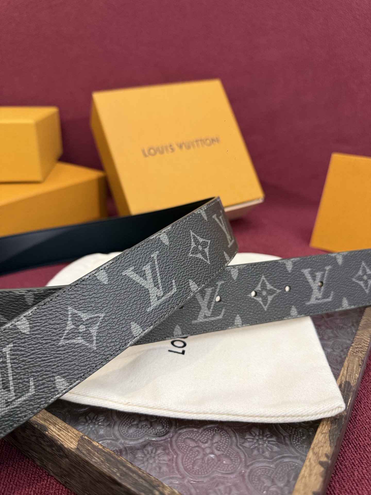 这款由西班牙制造的 LV Initiales Monogram 40mm 可翻转腰带采用了与秋季氛围相契