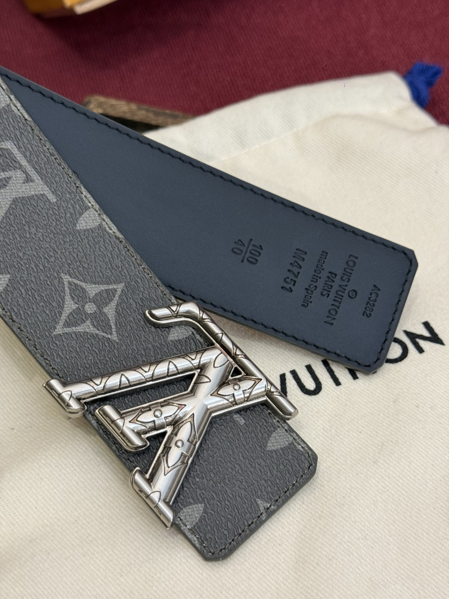 这款由西班牙制造的 LV Initiales Monogram 40mm 可翻转腰带采用了与秋季氛围相契