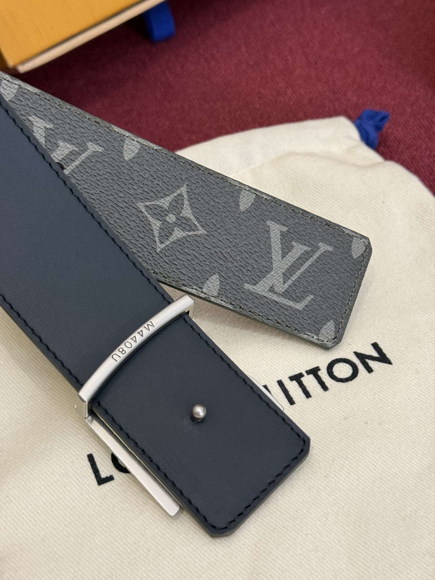 这款由西班牙制造的 LV Initiales Monogram 40mm 可翻转腰带采用了与秋季氛围相契