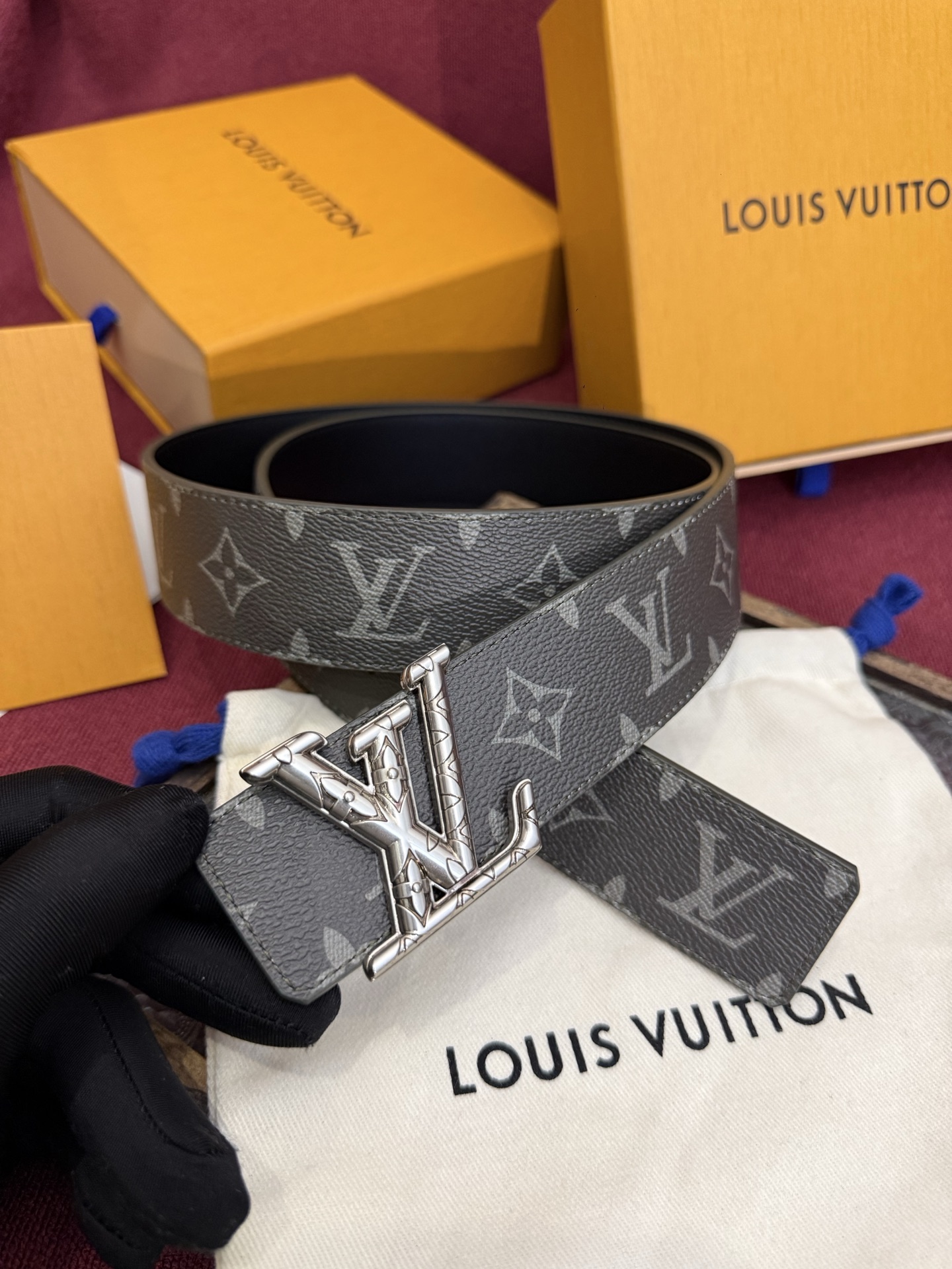 这款由西班牙制造的 LV Initiales Monogram 40mm 可翻转腰带采用了与秋季氛围相契