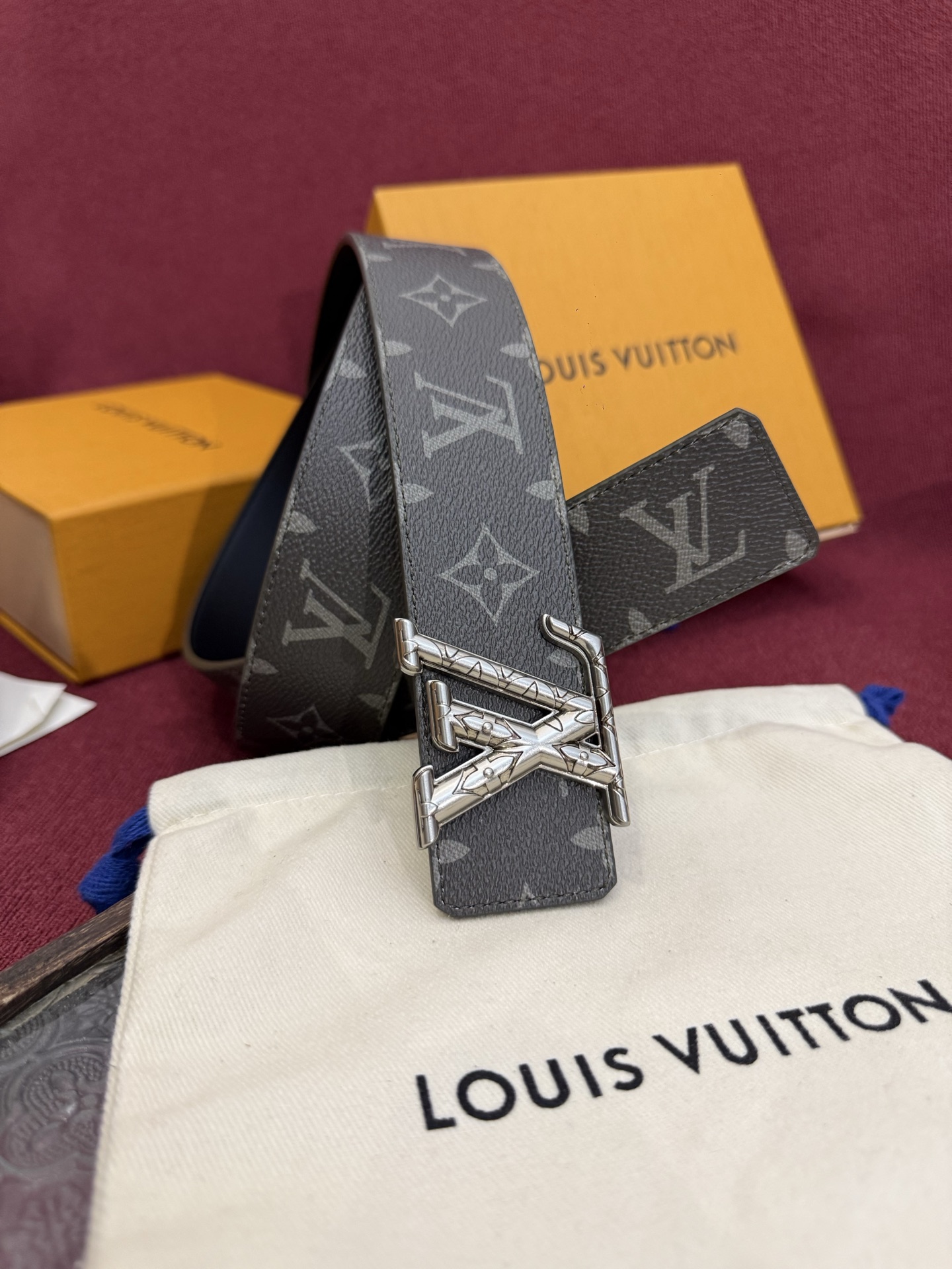 这款由西班牙制造的 LV Initiales Monogram 40mm 可翻转腰带采用了与秋季氛围相契