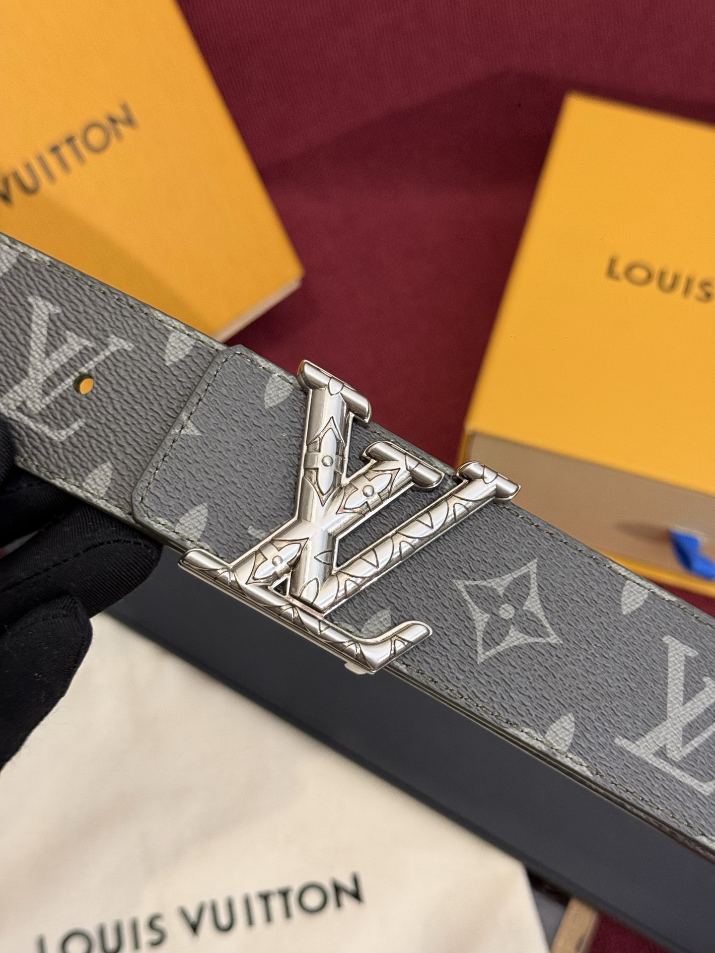 这款由西班牙制造的 LV Initiales Monogram 40mm 可翻转腰带采用了与秋季氛围相契