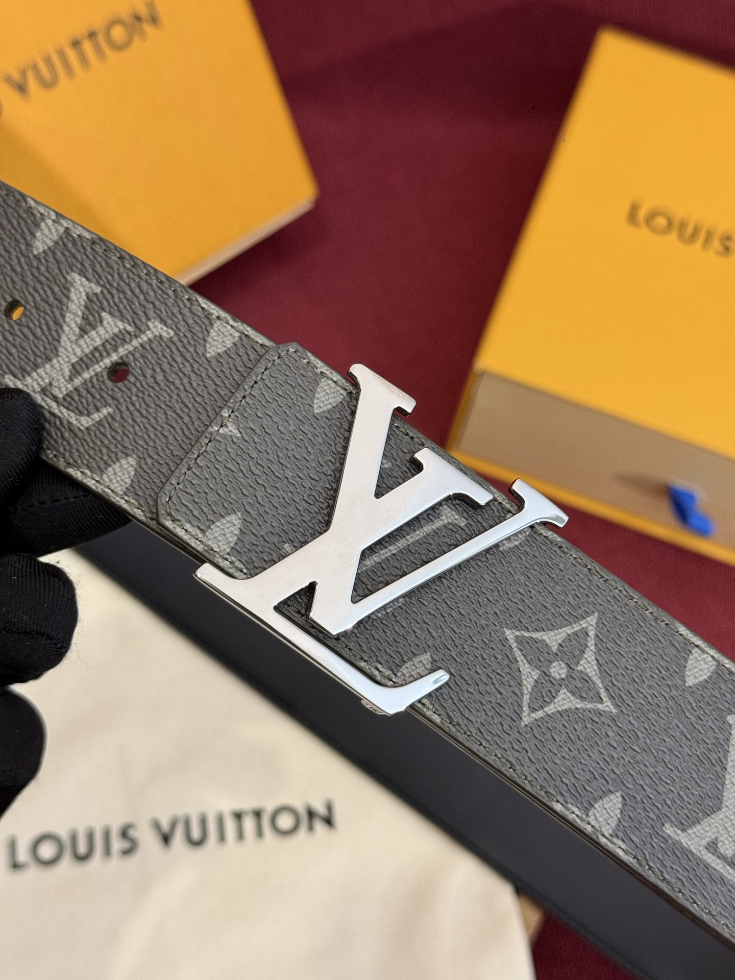 这款由西班牙制造的 LV Initiales Monogram 40mm 可翻转腰带采用了与秋季氛围相契