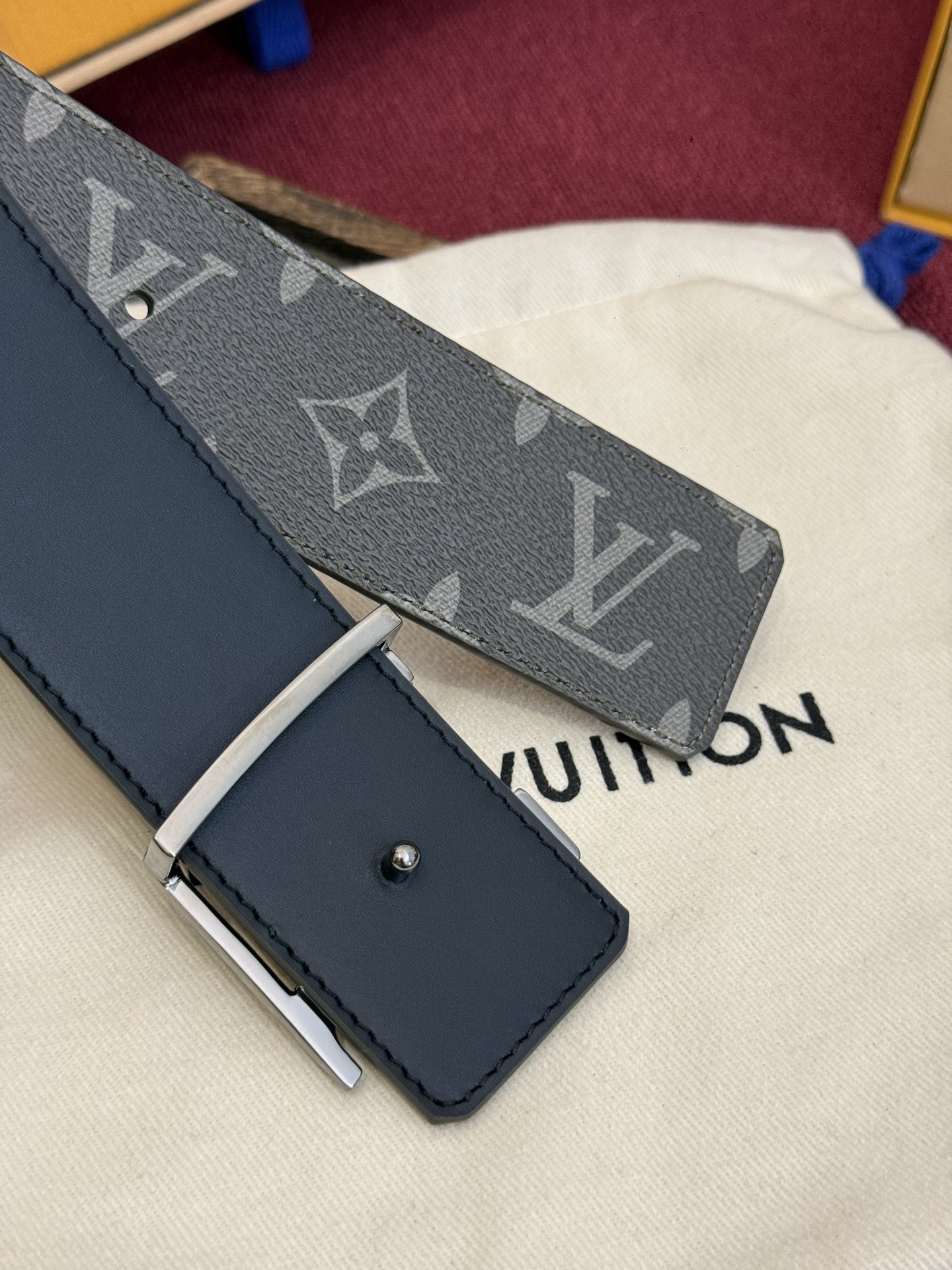 这款由西班牙制造的 LV Initiales Monogram 40mm 可翻转腰带采用了与秋季氛围相契