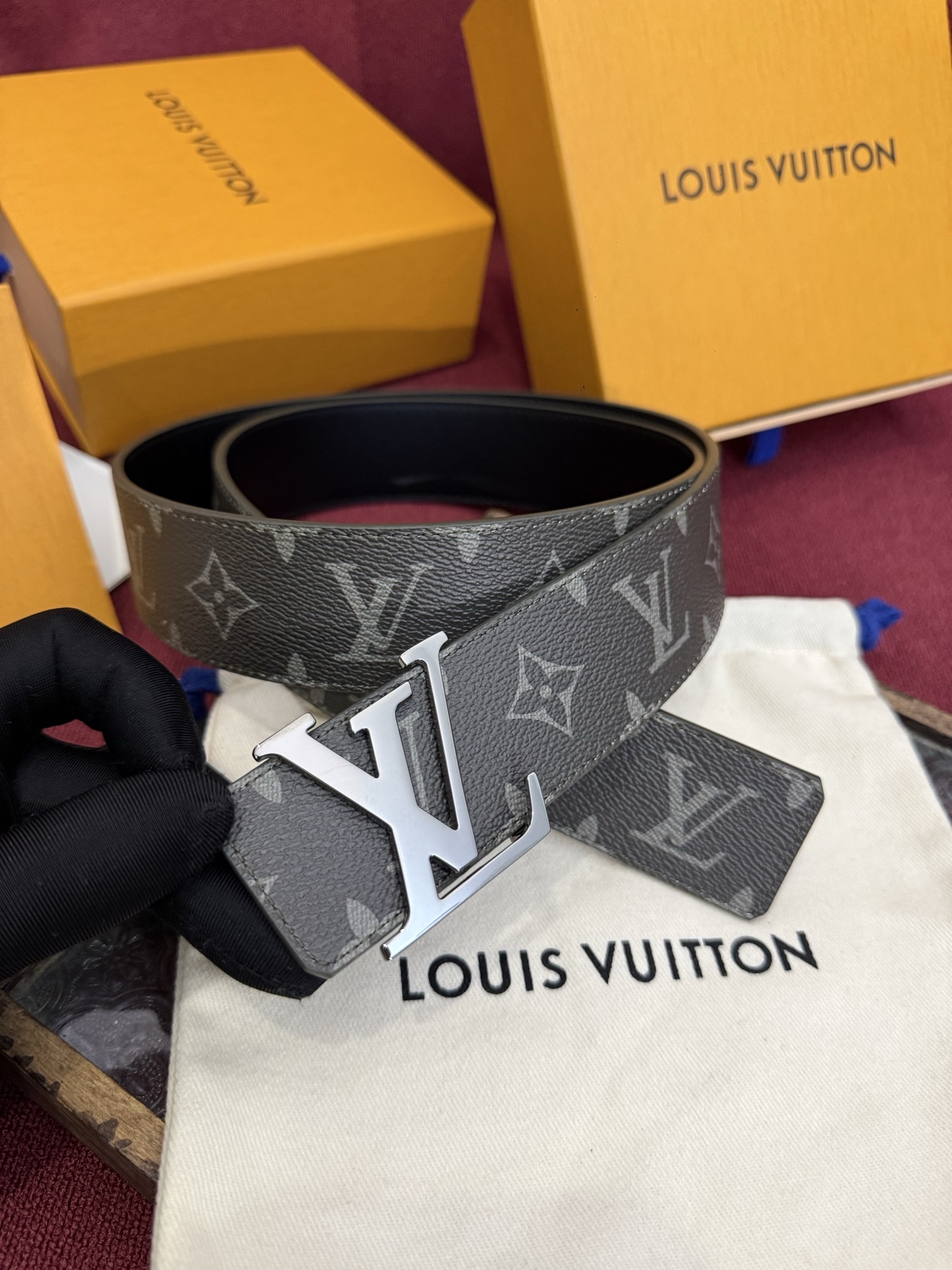 这款由西班牙制造的 LV Initiales Monogram 40mm 可翻转腰带采用了与秋季氛围相契