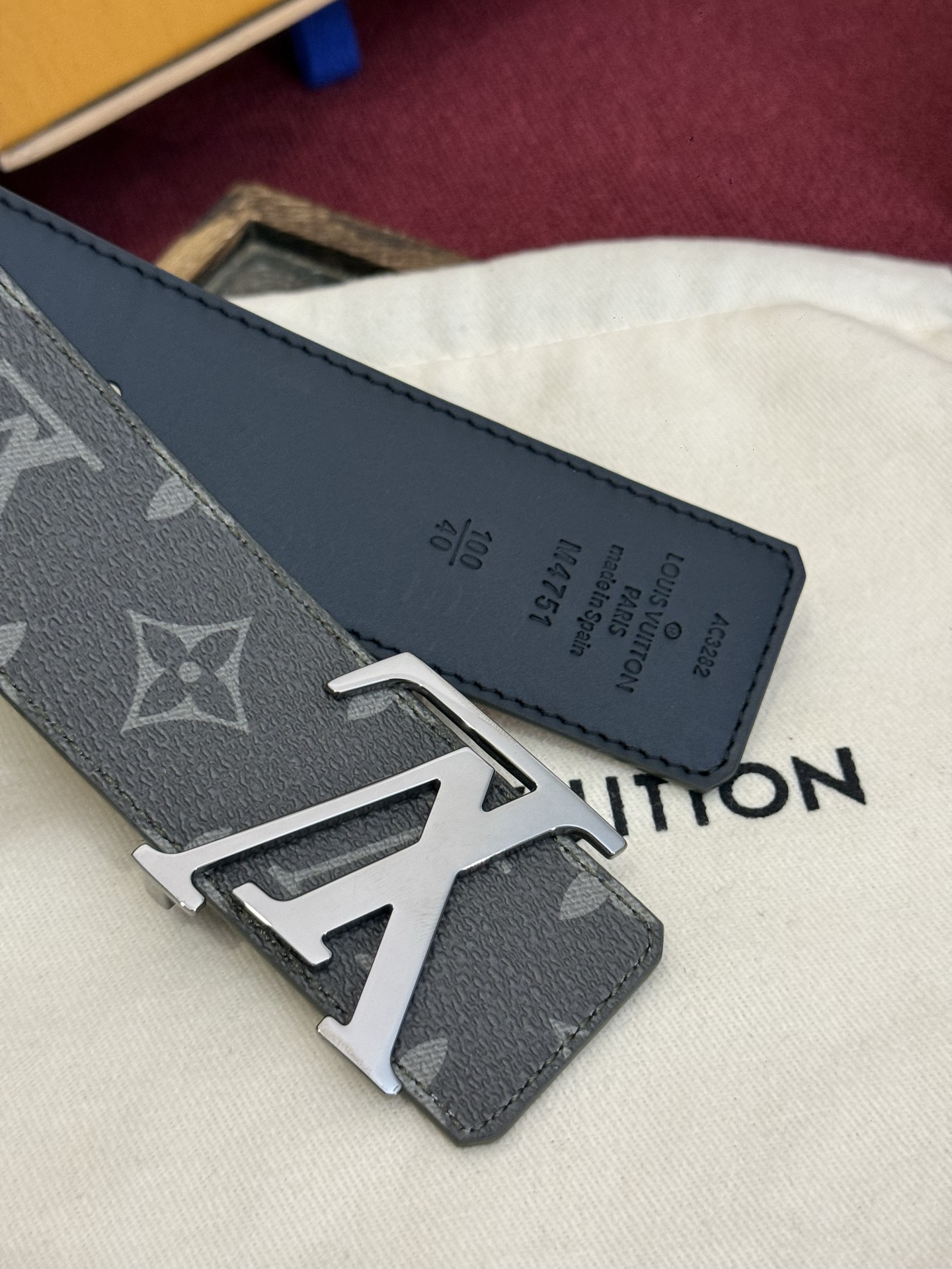 这款由西班牙制造的 LV Initiales Monogram 40mm 可翻转腰带采用了与秋季氛围相契