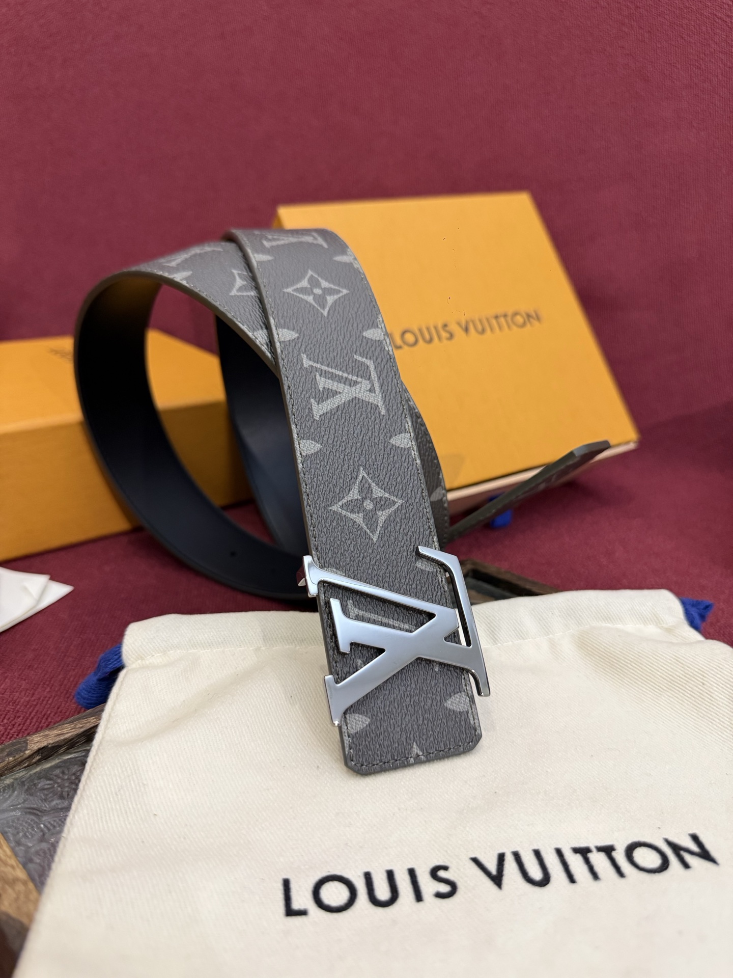 这款由西班牙制造的 LV Initiales Monogram 40mm 可翻转腰带采用了与秋季氛围相契