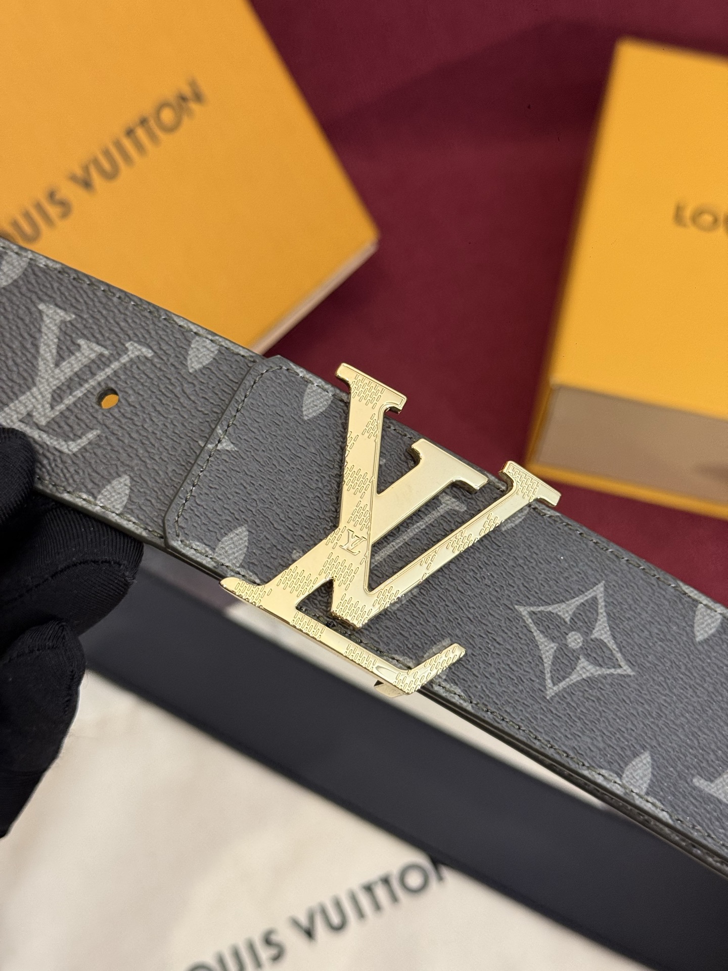 这款由西班牙制造的 LV Initiales Monogram 40mm 可翻转腰带采用了与秋季氛围相契