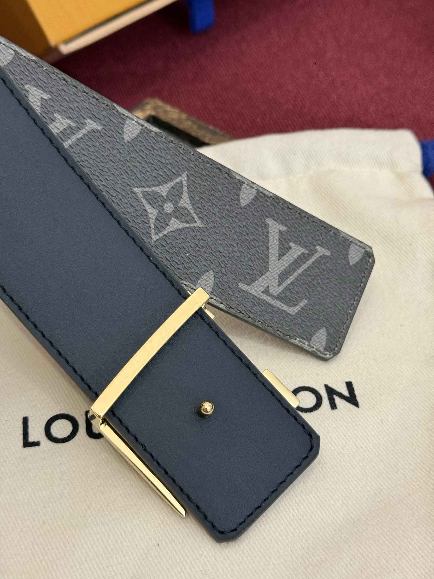 这款由西班牙制造的 LV Initiales Monogram 40mm 可翻转腰带采用了与秋季氛围相契
