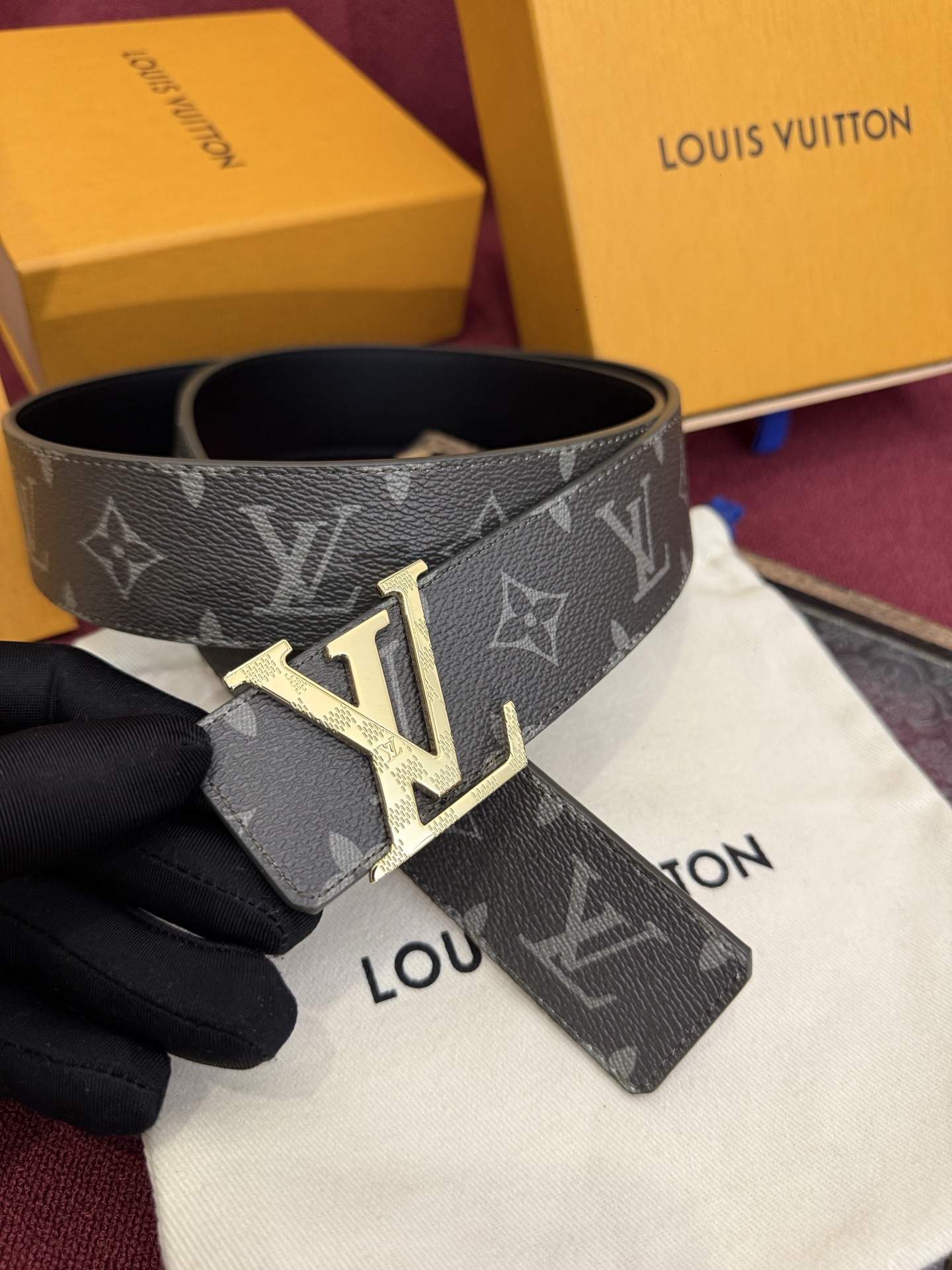这款由西班牙制造的 LV Initiales Monogram 40mm 可翻转腰带采用了与秋季氛围相契