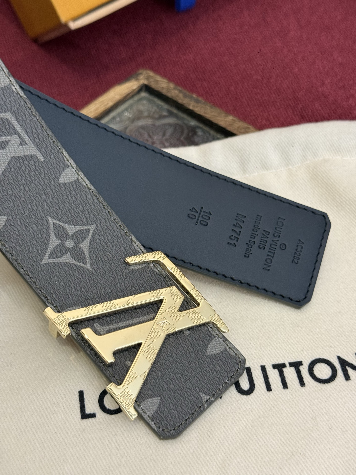 这款由西班牙制造的 LV Initiales Monogram 40mm 可翻转腰带采用了与秋季氛围相契