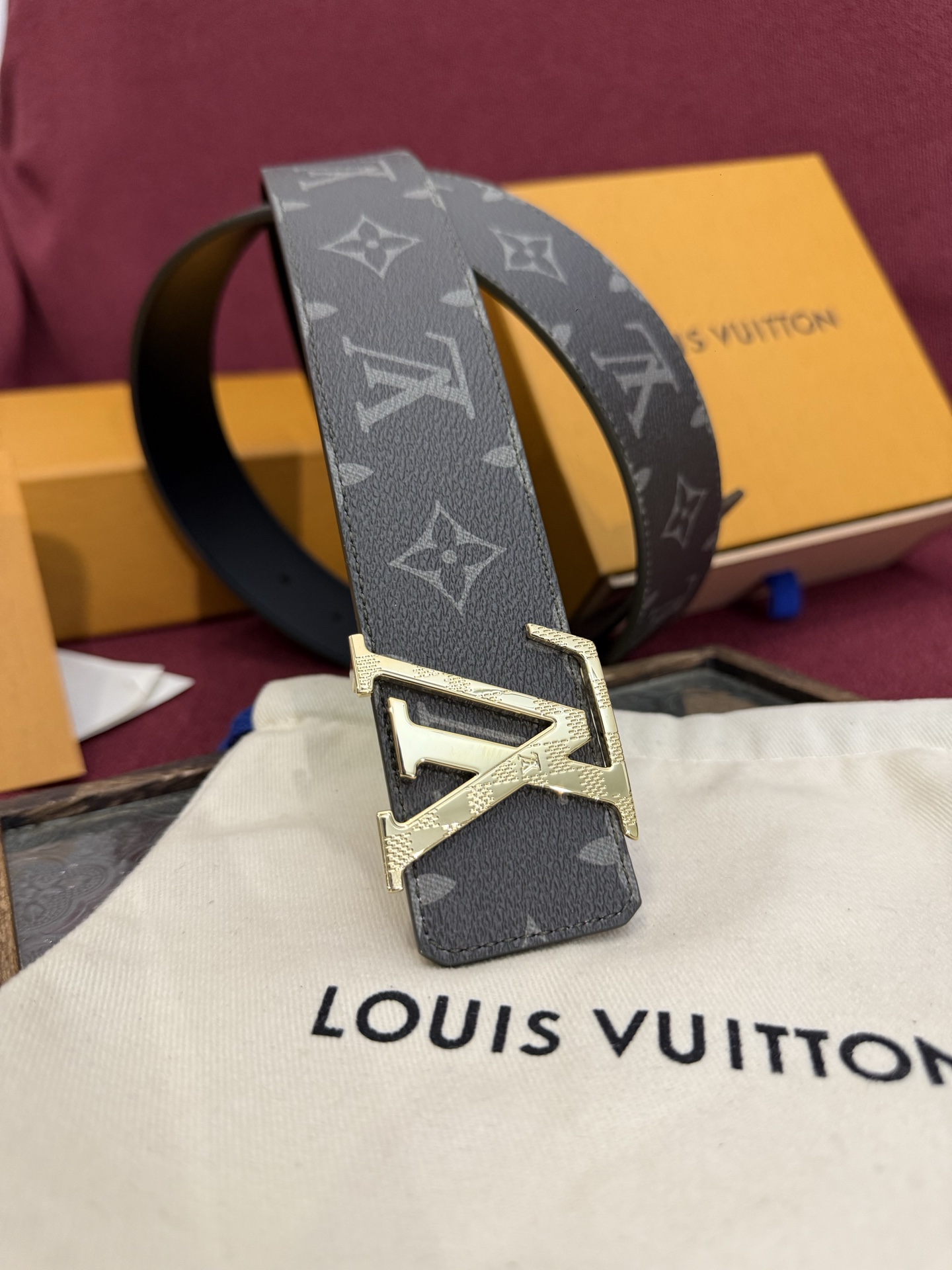 这款由西班牙制造的 LV Initiales Monogram 40mm 可翻转腰带采用了与秋季氛围相契