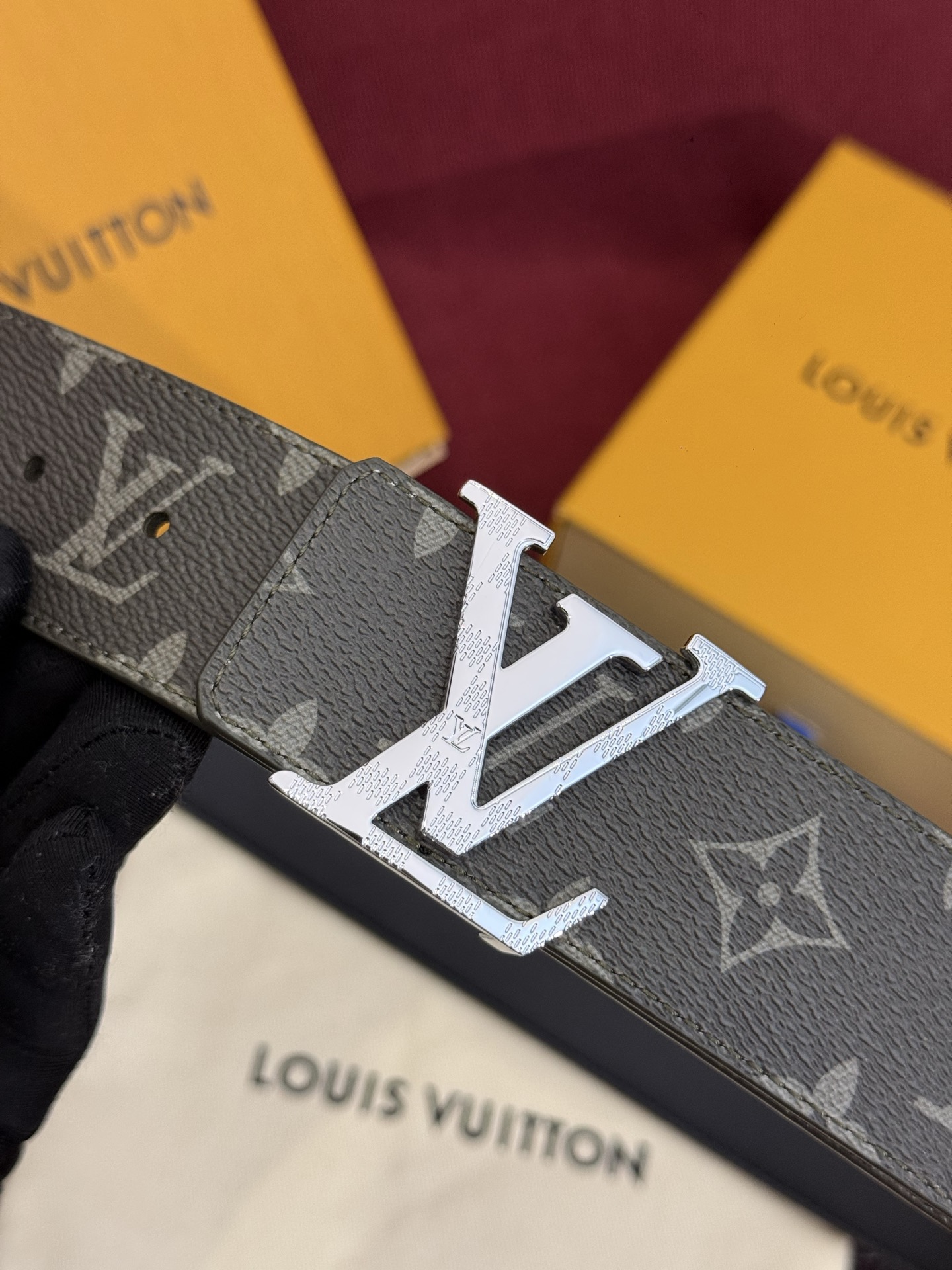 这款由西班牙制造的 LV Initiales Monogram 40mm 可翻转腰带采用了与秋季氛围相契