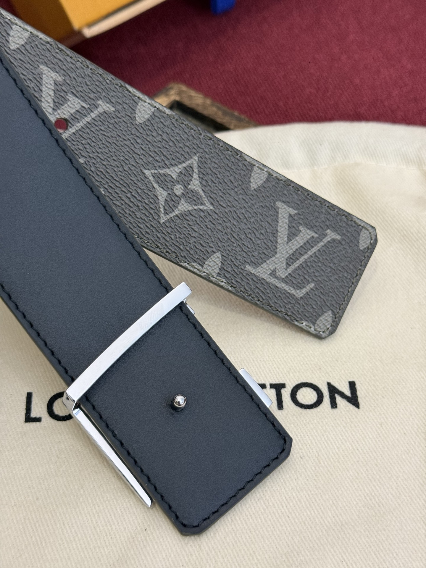 这款由西班牙制造的 LV Initiales Monogram 40mm 可翻转腰带采用了与秋季氛围相契