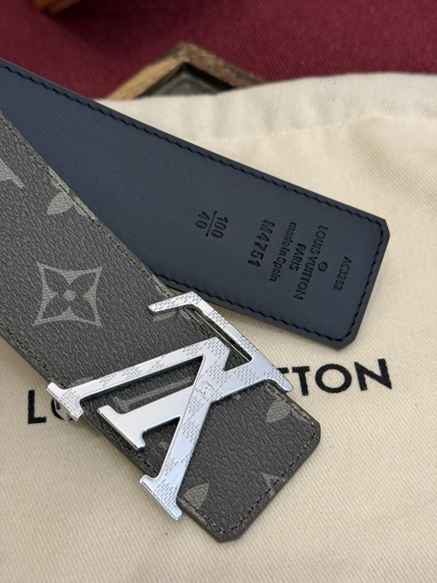 这款由西班牙制造的 LV Initiales Monogram 40mm 可翻转腰带采用了与秋季氛围相契