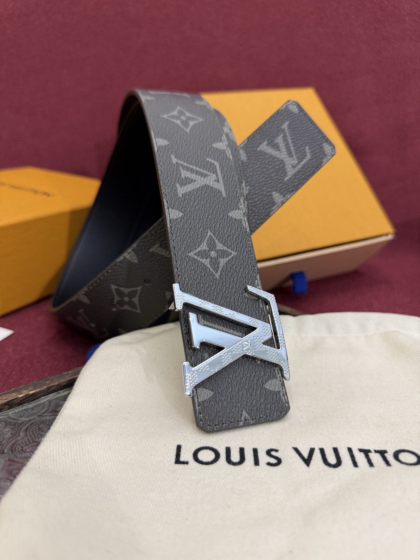 这款由西班牙制造的 LV Initiales Monogram 40mm 可翻转腰带采用了与秋季氛围相契