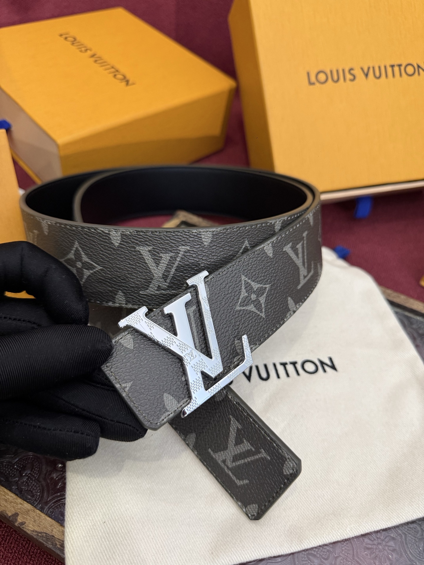 这款由西班牙制造的 LV Initiales Monogram 40mm 可翻转腰带采用了与秋季氛围相契