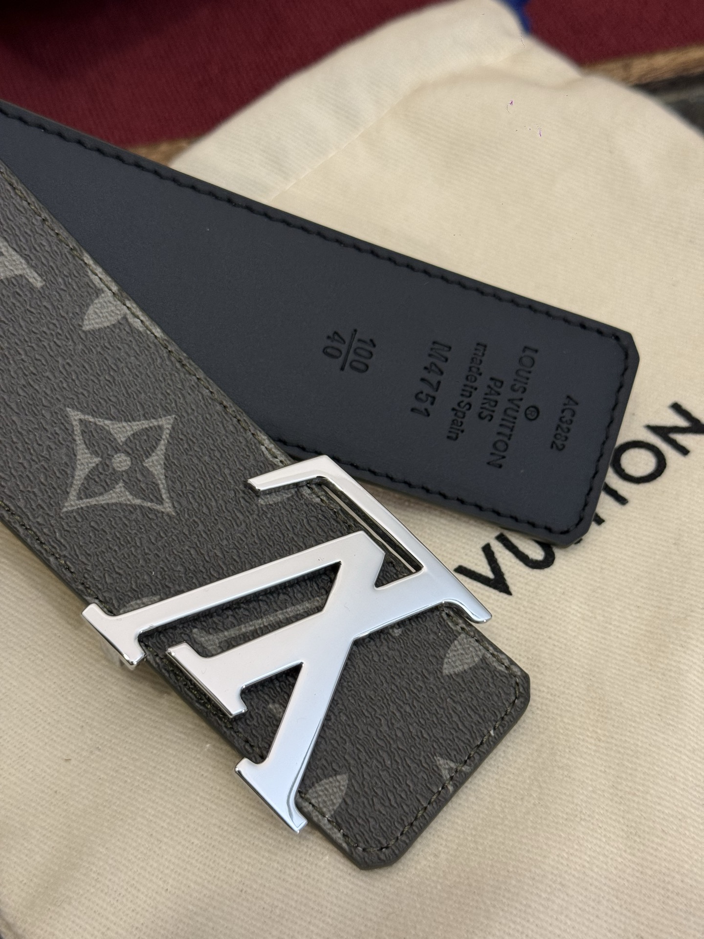 这款由西班牙制造的 LV Initiales Monogram 40mm 可翻转腰带采用了与秋季氛围相契
