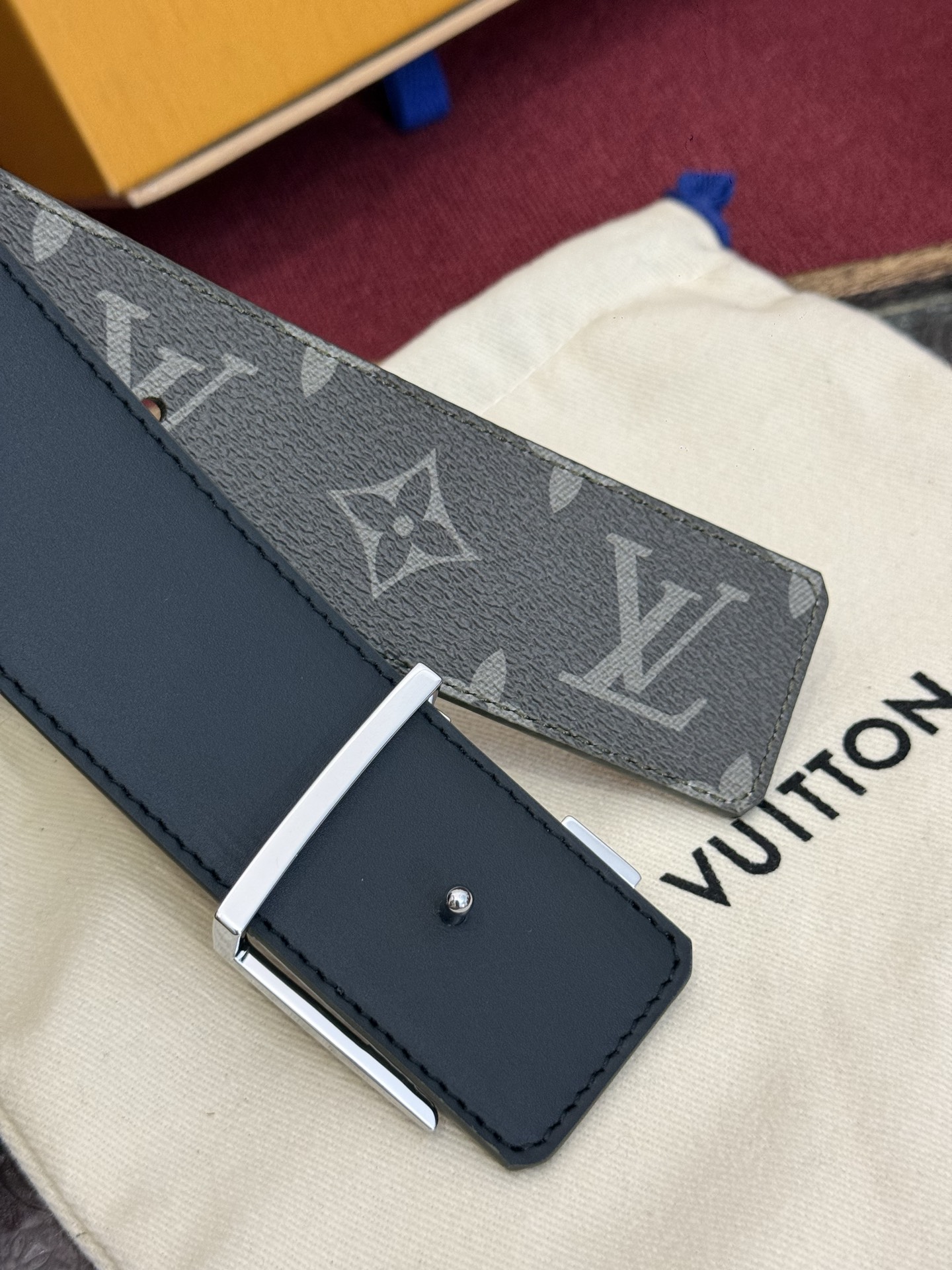 这款由西班牙制造的 LV Initiales Monogram 40mm 可翻转腰带采用了与秋季氛围相契