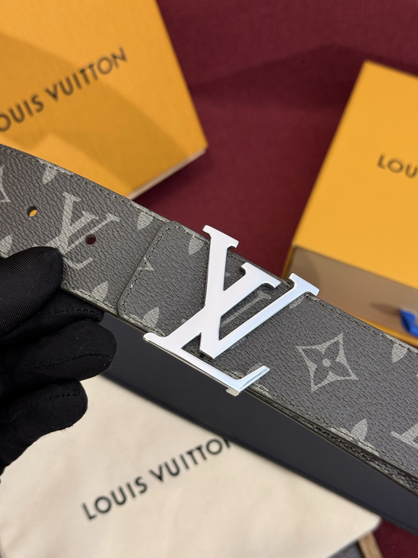 这款由西班牙制造的 LV Initiales Monogram 40mm 可翻转腰带采用了与秋季氛围相契