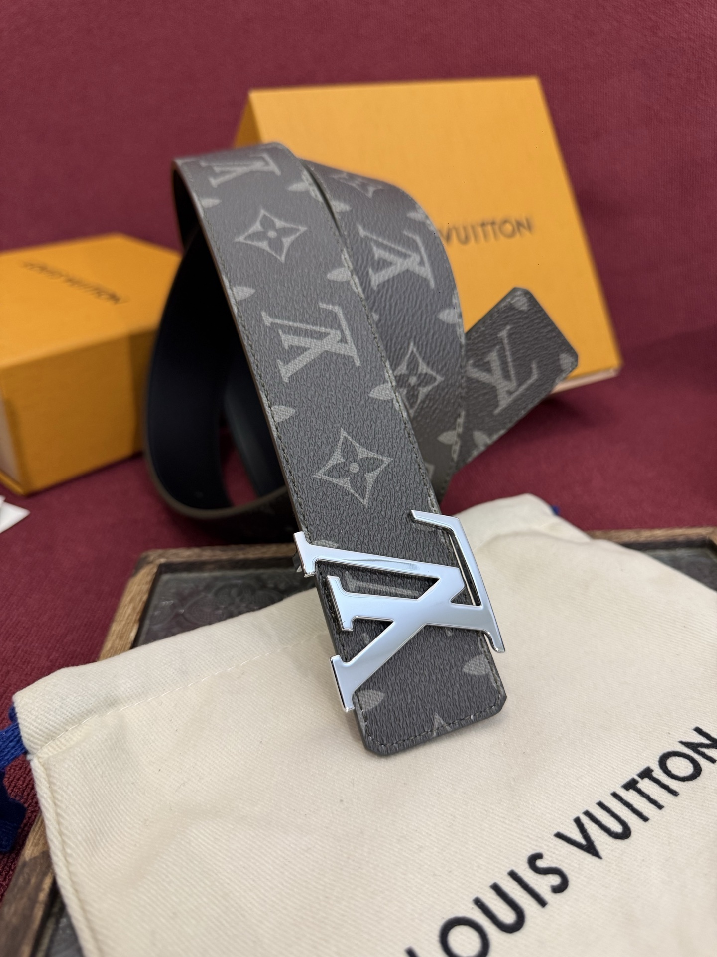 这款由西班牙制造的 LV Initiales Monogram 40mm 可翻转腰带采用了与秋季氛围相契