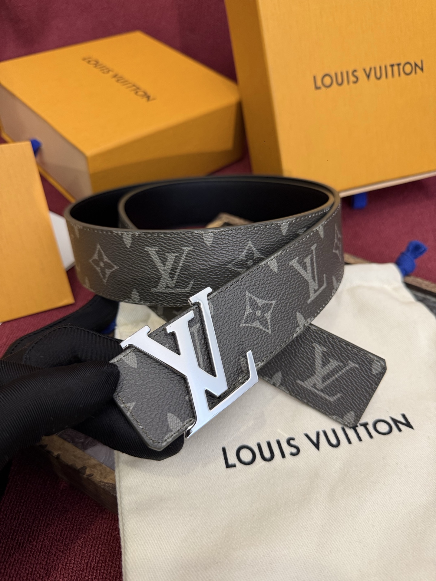 NO:861181,The original LV Initiales Monogram 40mm reversible belt made in Spain adopts a color matching that matches the autumn atmosphere. It is highly praised for its simple and iconic buckle. The style is decorated with Monogram canvas pattern on one side and dark green leather on the other side, adding a bit of style and comfort to daily wear. Belt, Louis Vuitton19860909原单这款由西班牙制造的 LV Initiales Monogram 40mm 可翻转腰带采用了与秋季氛围相契合的色彩搭配.因其简洁而标志性的扣环而备受推崇,该款式一侧饰有 Monogram 帆布图案,另一面则为墨绿色皮革反衬,为日常穿着增添了几分格调与舒适感.,皮带,louis vuitton,Belt