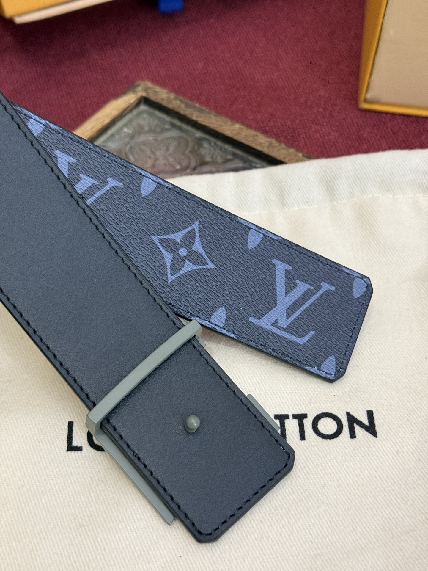 这款由西班牙制造的 LV Initiales Monogram 40mm 可翻转腰带采用了与秋季氛围相契