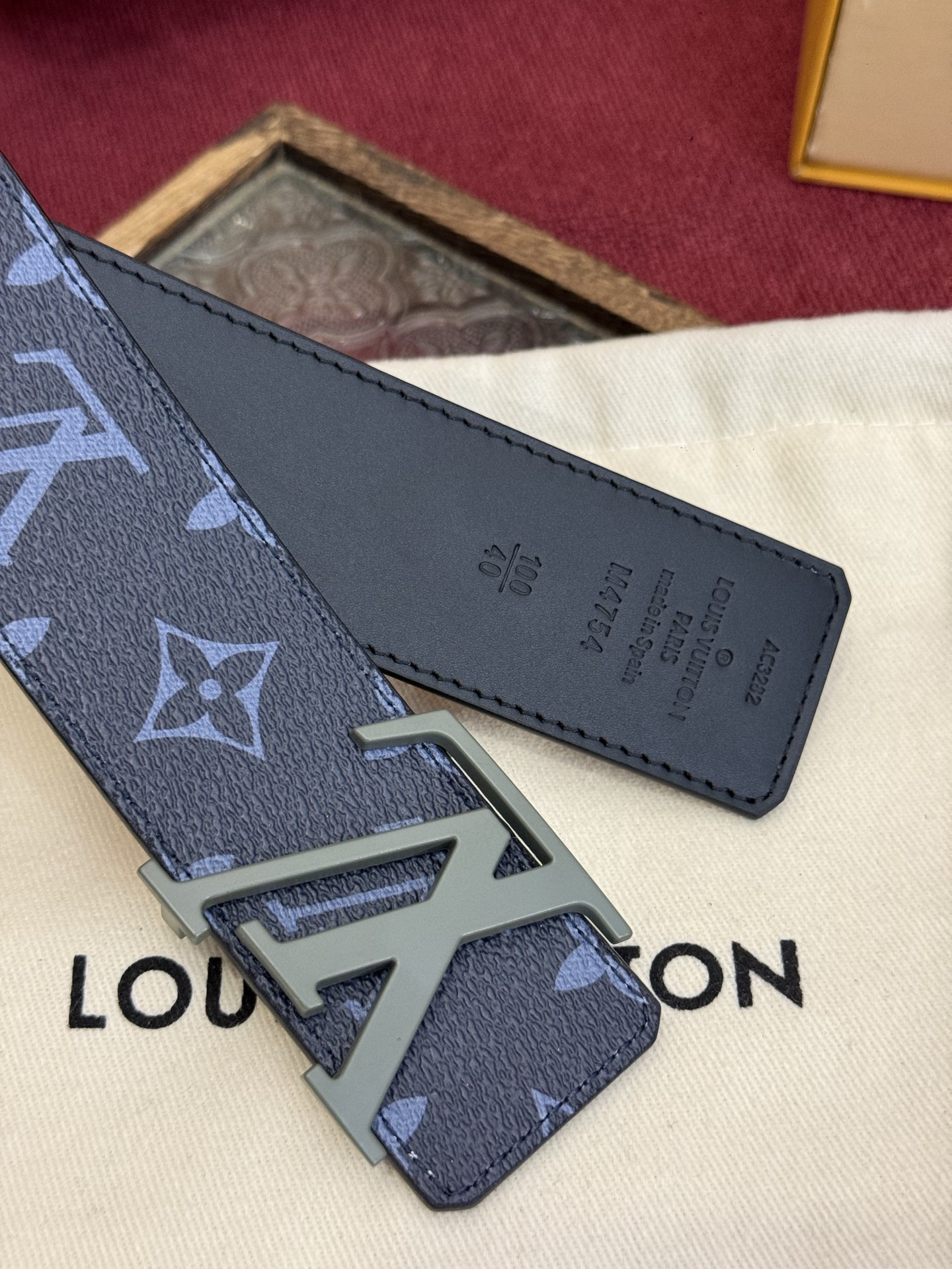 这款由西班牙制造的 LV Initiales Monogram 40mm 可翻转腰带采用了与秋季氛围相契