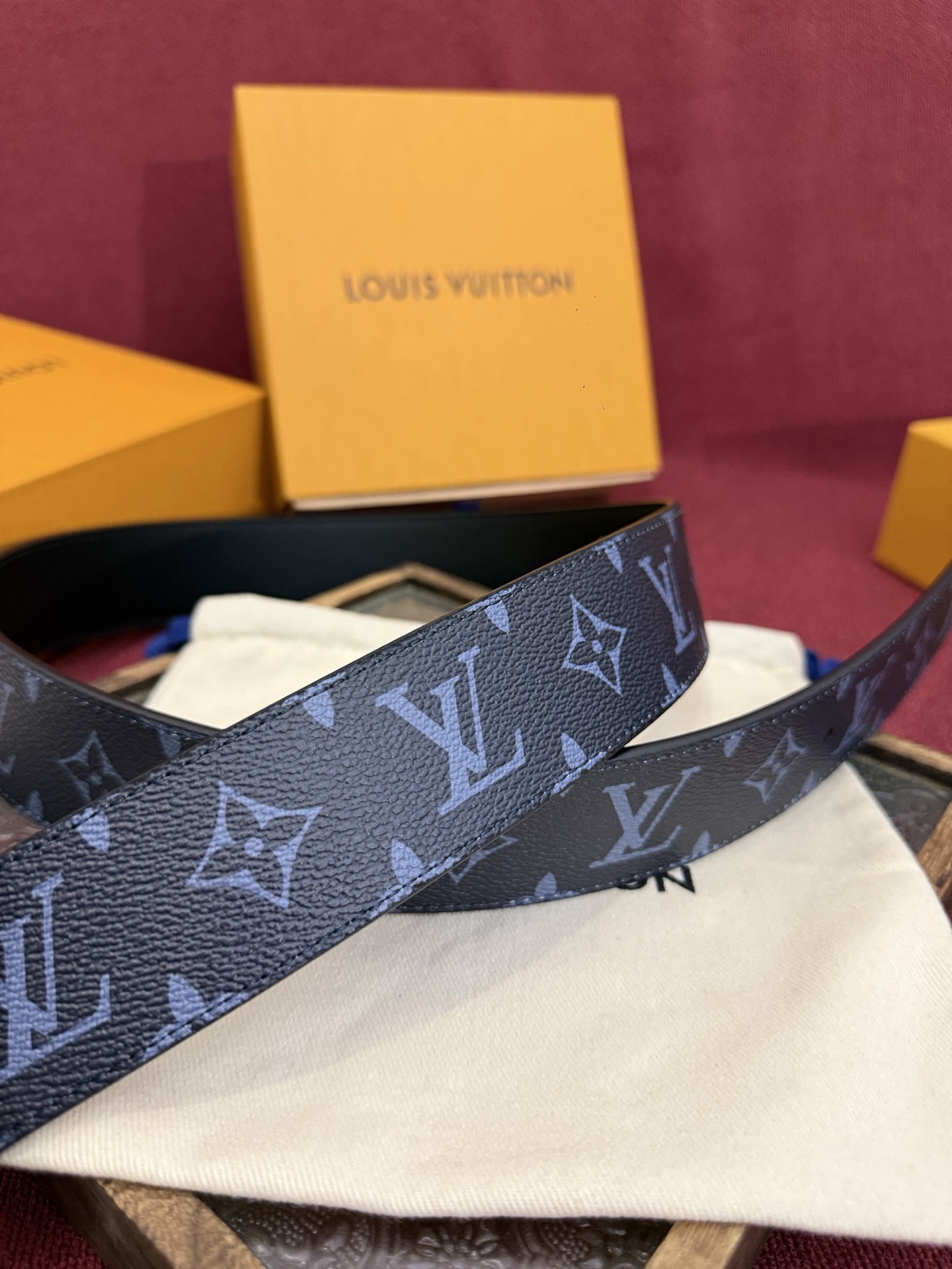 这款由西班牙制造的 LV Initiales Monogram 40mm 可翻转腰带采用了与秋季氛围相契