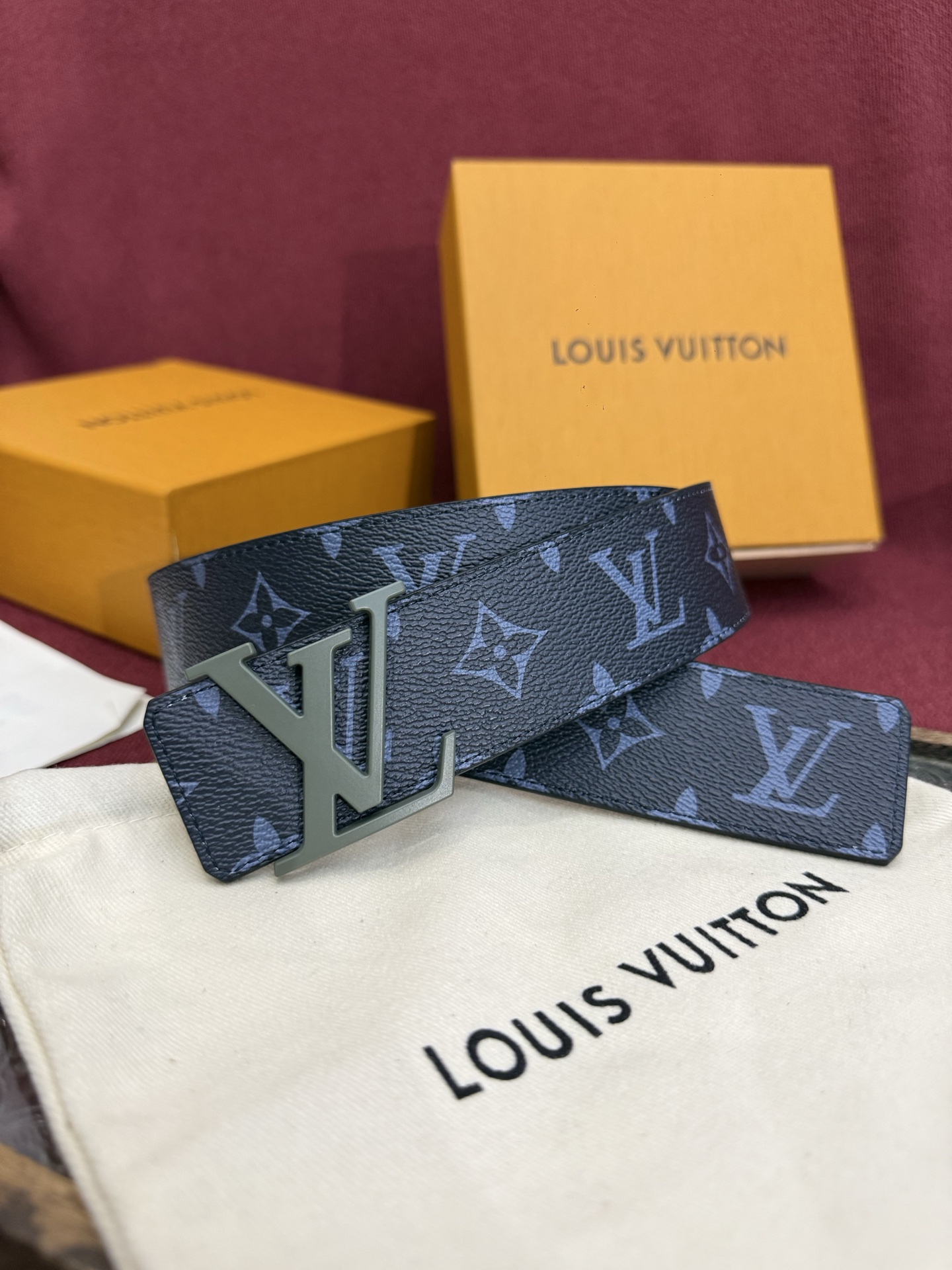 这款由西班牙制造的 LV Initiales Monogram 40mm 可翻转腰带采用了与秋季氛围相契