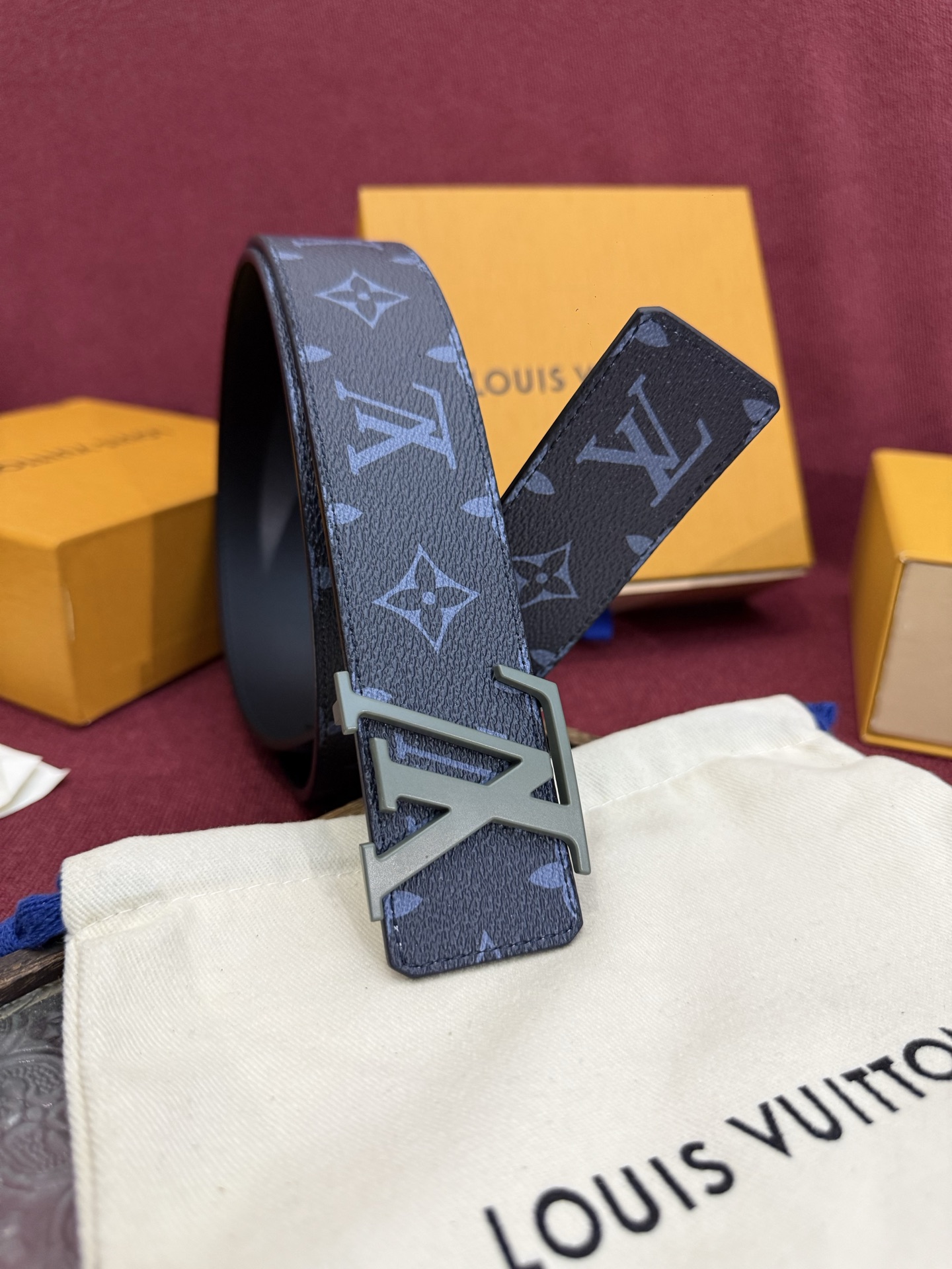 这款由西班牙制造的 LV Initiales Monogram 40mm 可翻转腰带采用了与秋季氛围相契