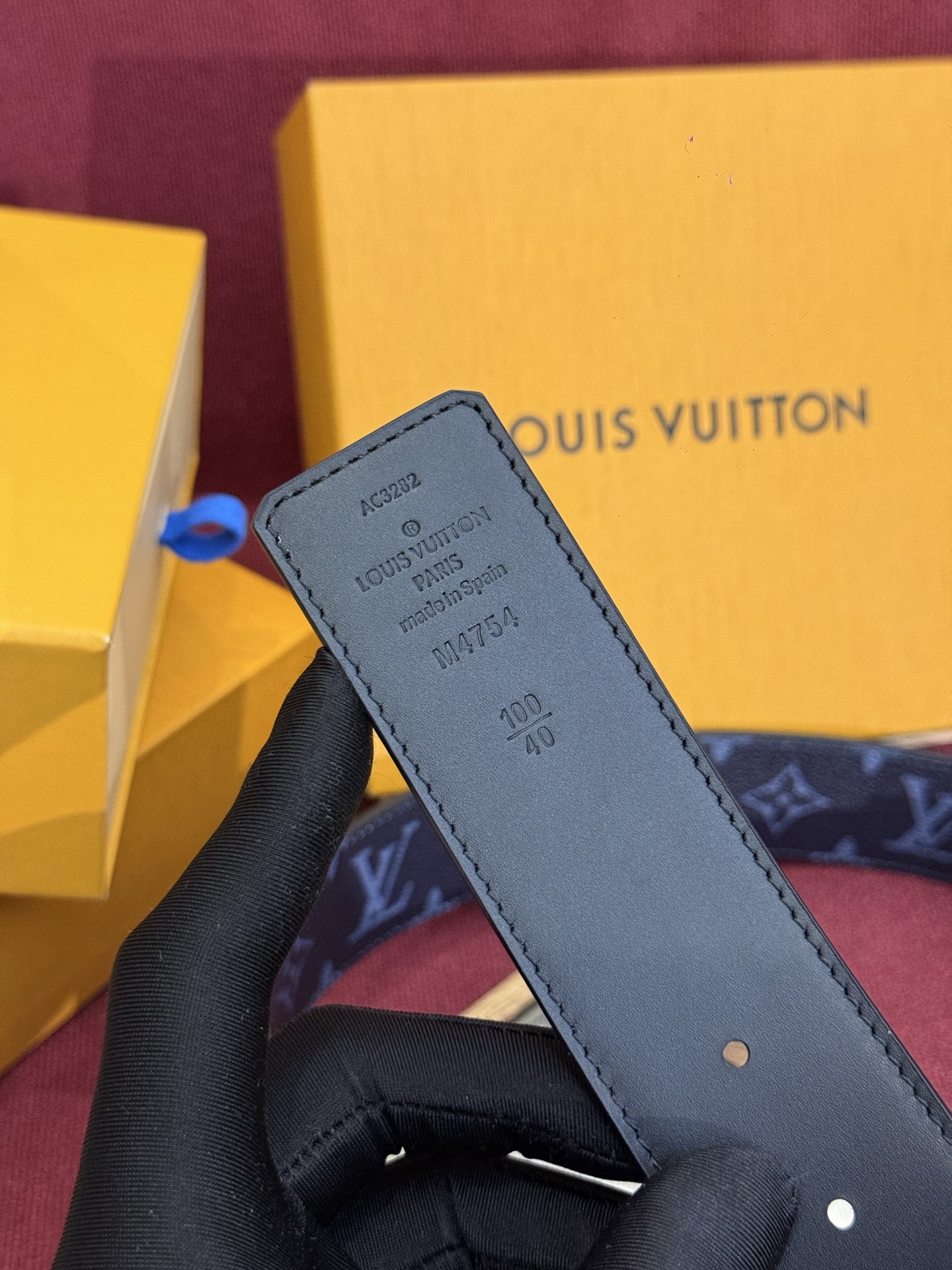这款由西班牙制造的 LV Initiales Monogram 40mm 可翻转腰带采用了与秋季氛围相契